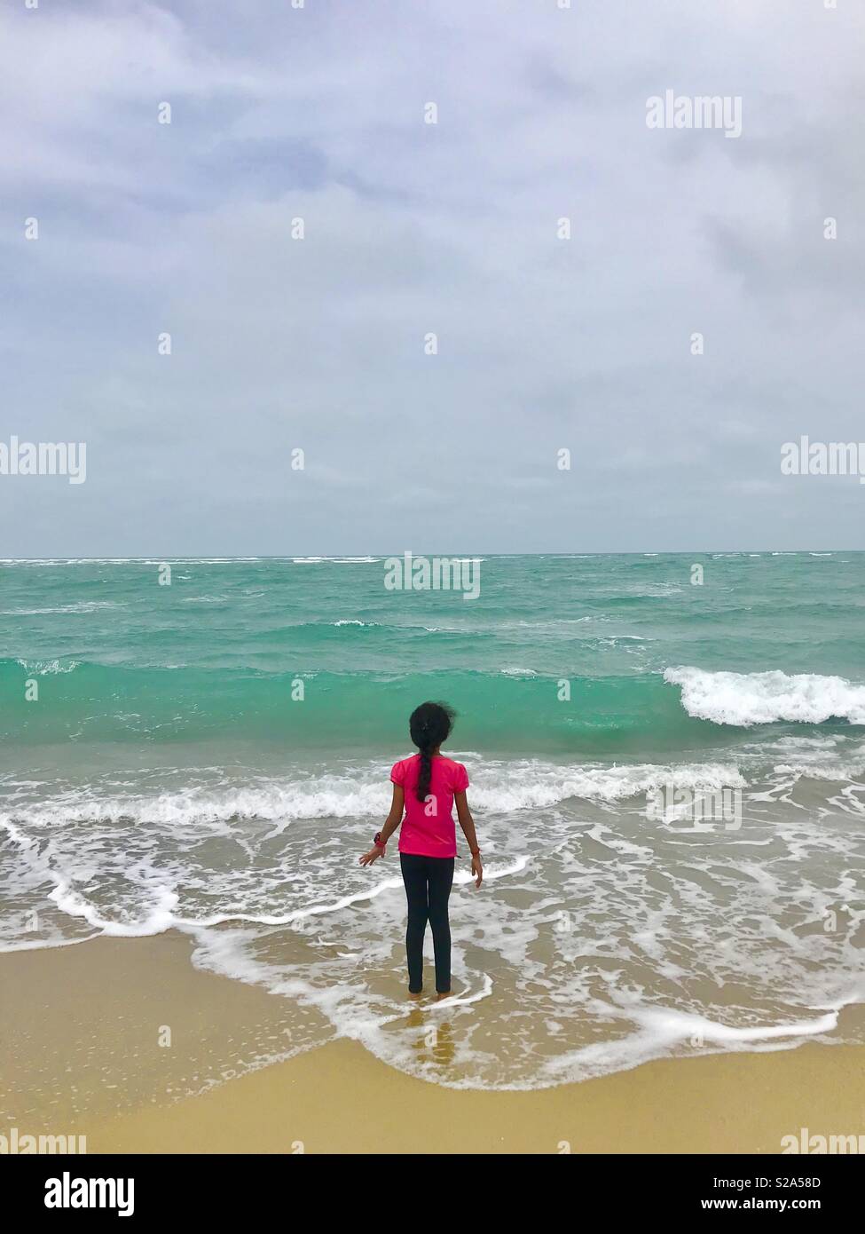 Enfant jouant dans la plage Banque D'Images