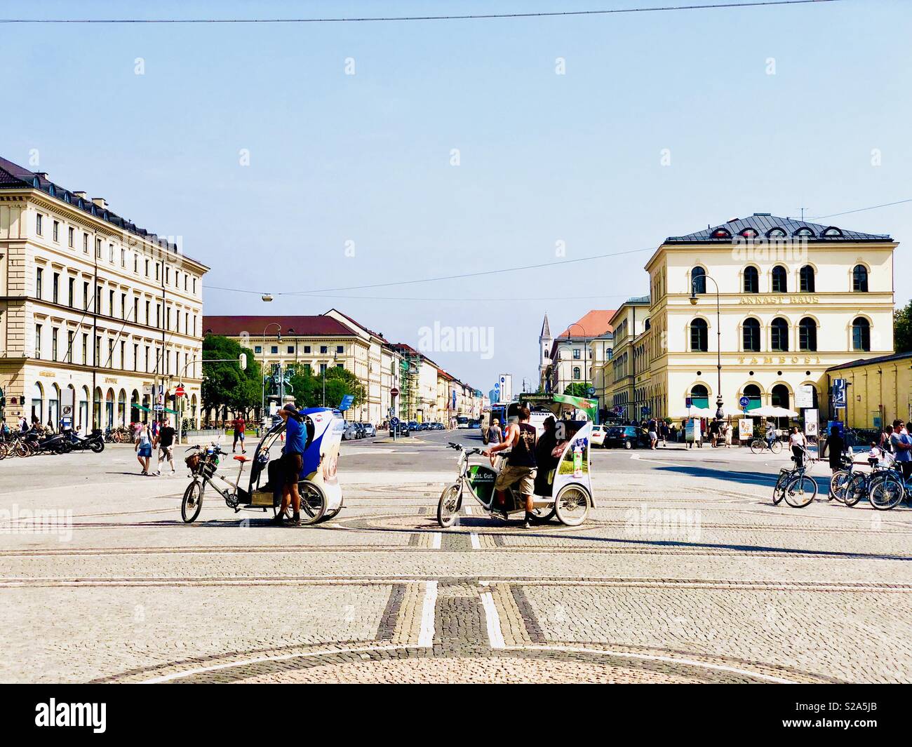 Vue de l'Odeonsplatz à Ludwigstrasse, avec l'église Saint Louis en arrière-plan, Munich, Bavaria, Germany, Europe Banque D'Images