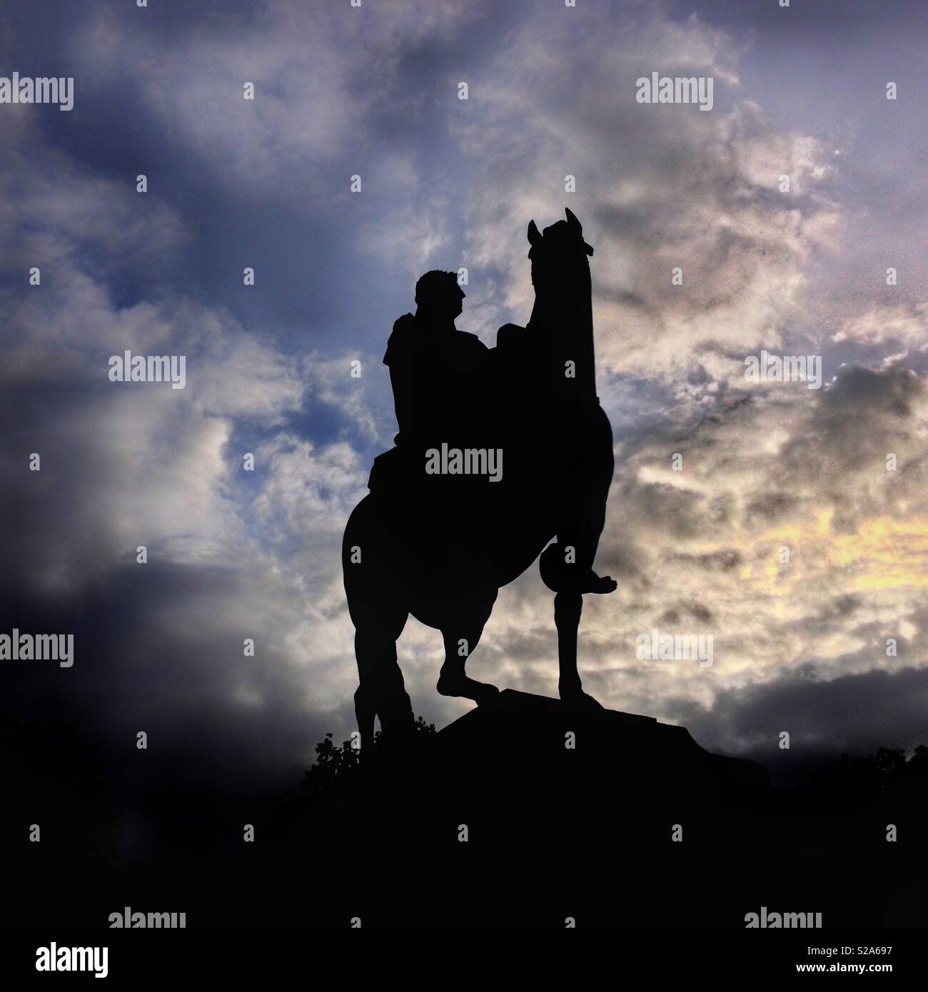 Une statue équestre de Guillaume III sur Queen Square, Bristol, UK silhouetté contre nuages spectaculaires au coucher du soleil - Image de stock capturée avec un smartphone