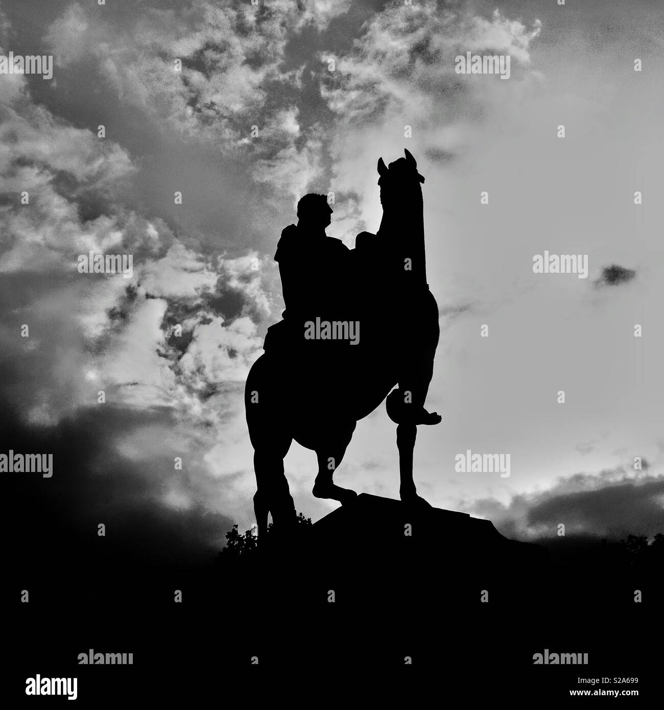 Une statue équestre de Guillaume III sur Queen Square, Bristol, UK silhouetté contre nuages spectaculaires au coucher du soleil - Image de stock capturée avec un smartphone