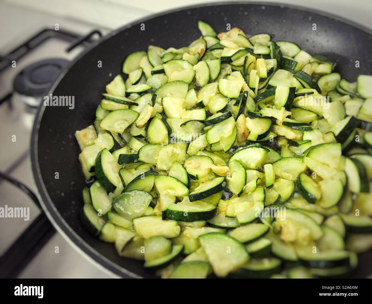 La cuisson les courgettes dans une poêle - Image de stock capturée avec un smartphone