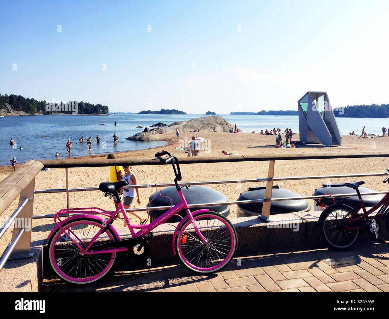 Un vélo rose à Aurinkolahti Beach, Helsinki, Finlande Banque D'Images