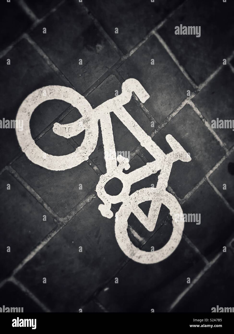 L'image d'une bicyclette - peint sur une piste cyclable. Attention, c'est où bike sont présents. Faire preuve de prudence lors de la marche dans ce domaine ! Crédits photos - © COLIN HOSKINS. - Image de stock capturée avec un smartphone