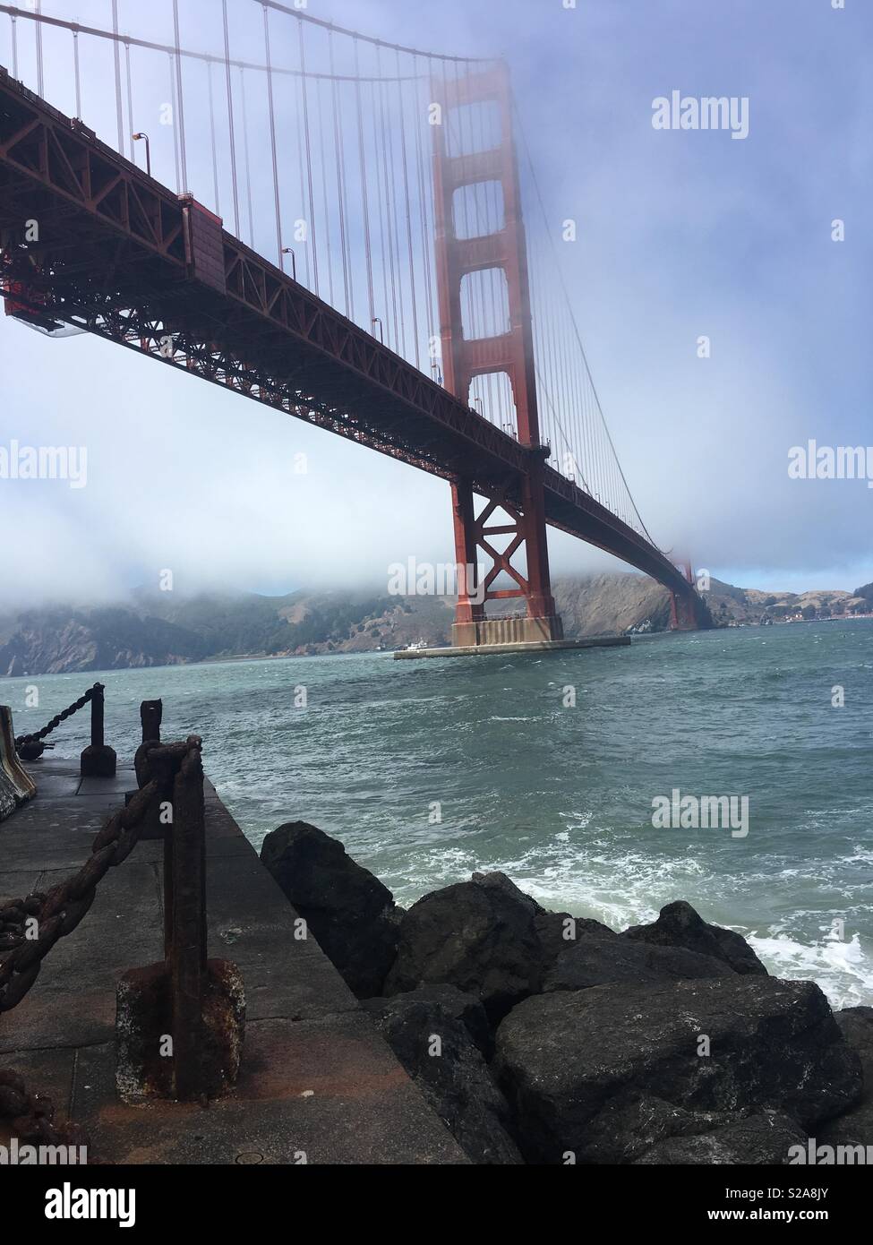 Sous le Golden Gate Bridge à San Francisco, Californie Banque D'Images