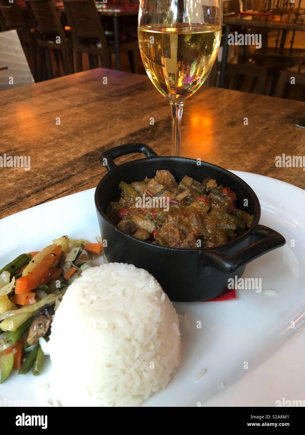 Portion de ragoût d'agneau, de riz et de légumes. - Image de stock capturée avec un smartphone