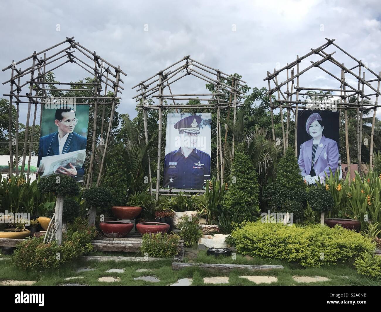 Feu le Roi de Thaïlande. Bhumibol Adulyadej, Rama IX, Memorial à Ban Pong, Thaïlande Ratchaburi Banque D'Images