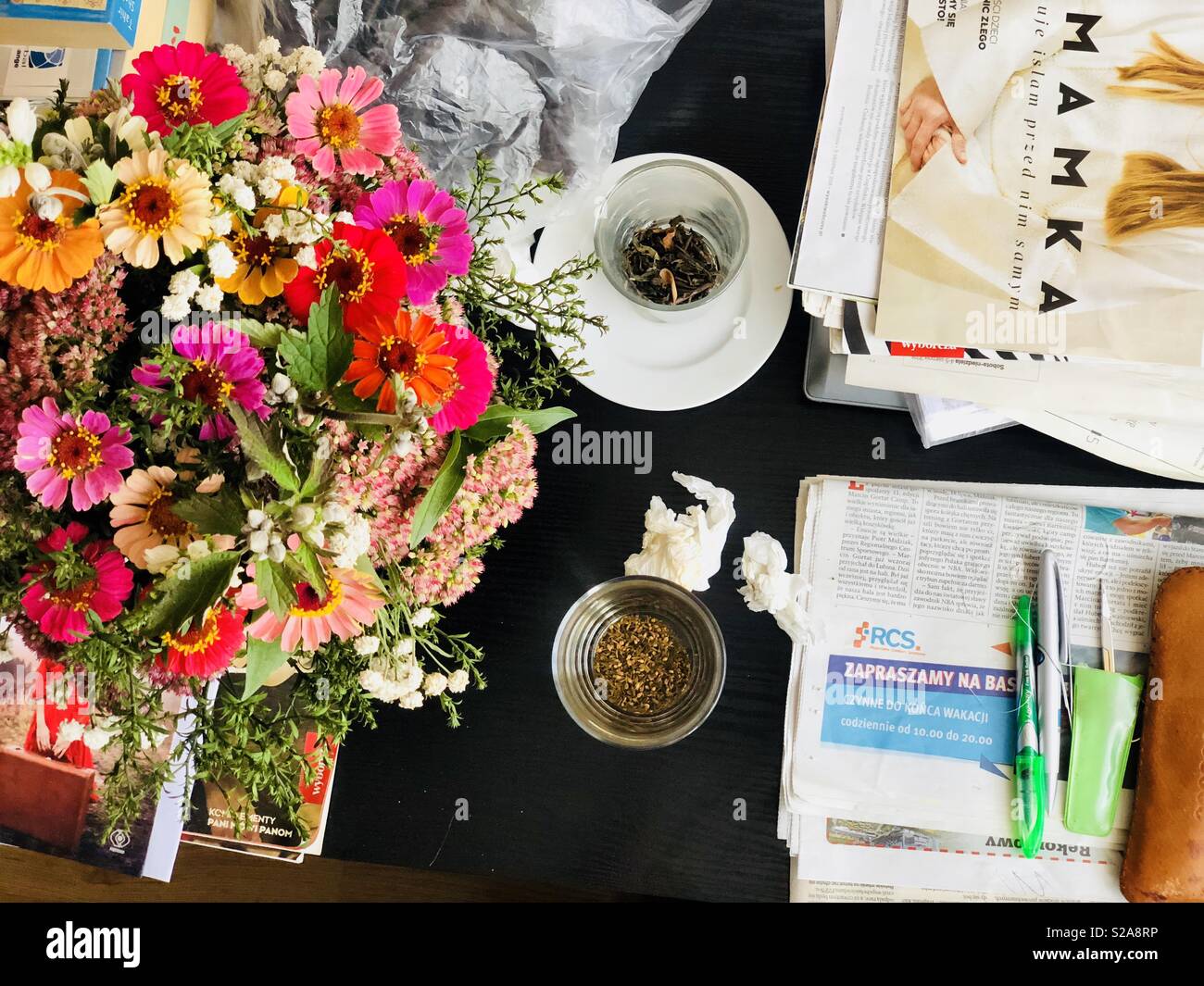 Désordre sur mon bureau avec un bouquet de fleurs Photo Stock - Alamy