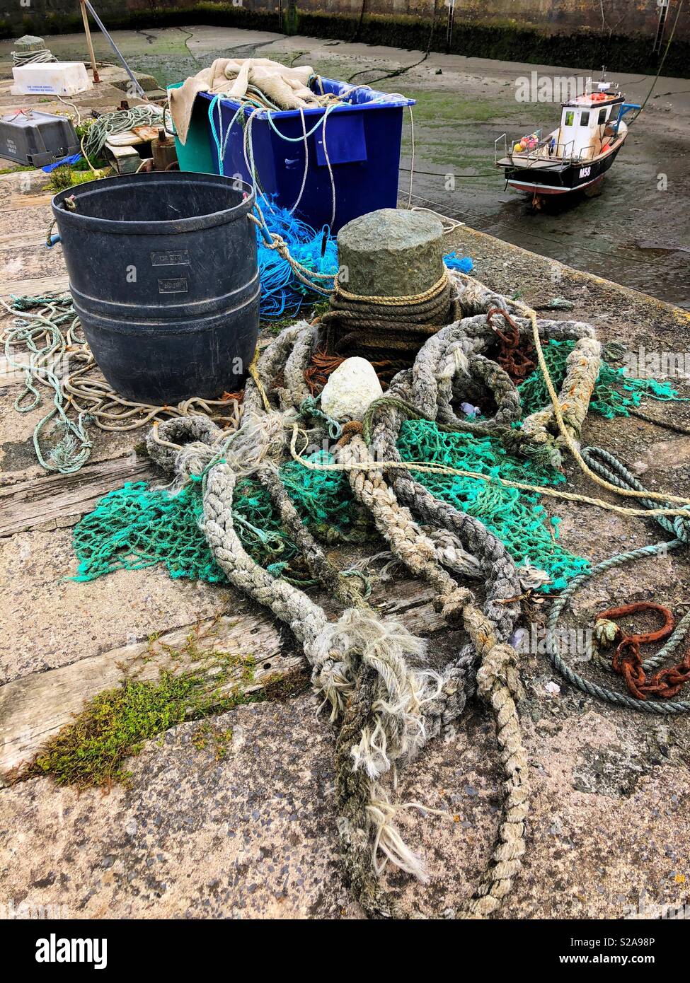 Des engins de pêche de fond sur Porthgain mur du port, Pembrokeshire, Pays de Galles de l'Ouest. Banque D'Images