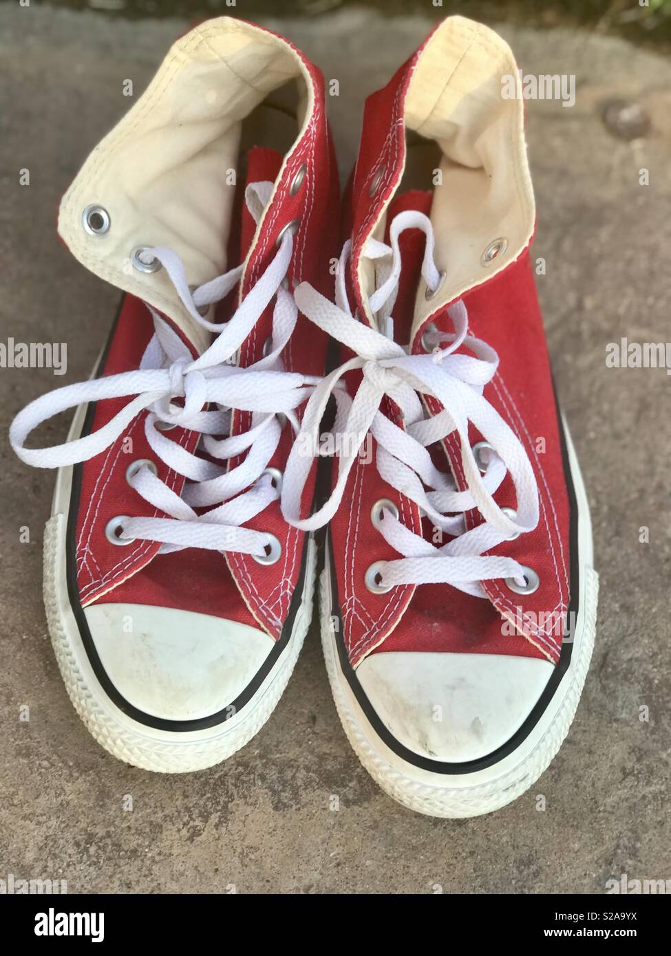 La mode chaussures Converse rouge vif avec lacets blancs Banque D'Images