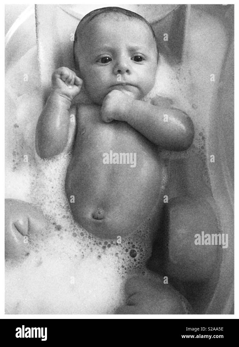 Bébé garçon ayant premier bain Banque D'Images