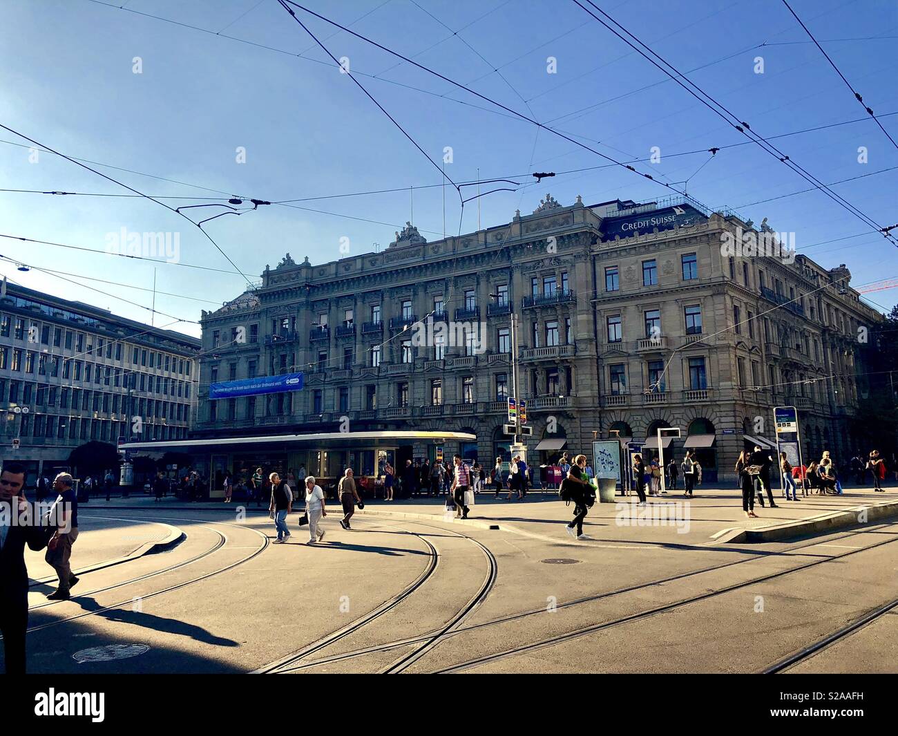 Paradeplatz avec des bâtiments d'UBS et Credit Suisse, et la station de tramway occupé, Zurich, Switzerland, Europe - Image de stock capturée avec un smartphone