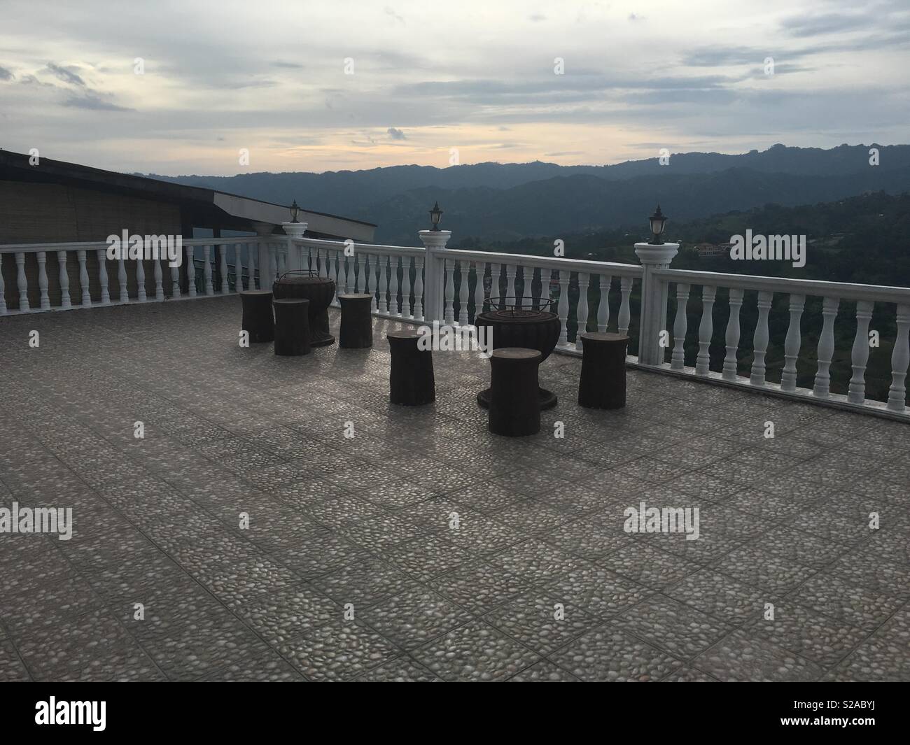 Le mobilier mis en place sur le balcon donnant sur les montagnes Banque D'Images