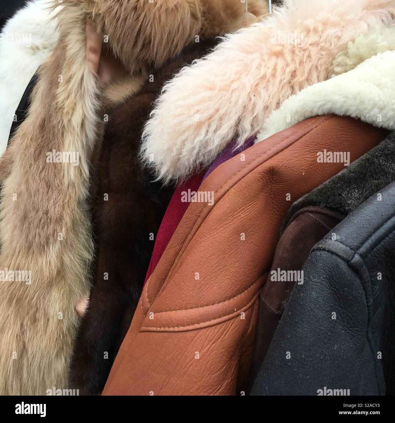 Fausse Fourrure sur colliers vintage manteaux au marché local dans le Dorset - Image de stock capturée avec un smartphone