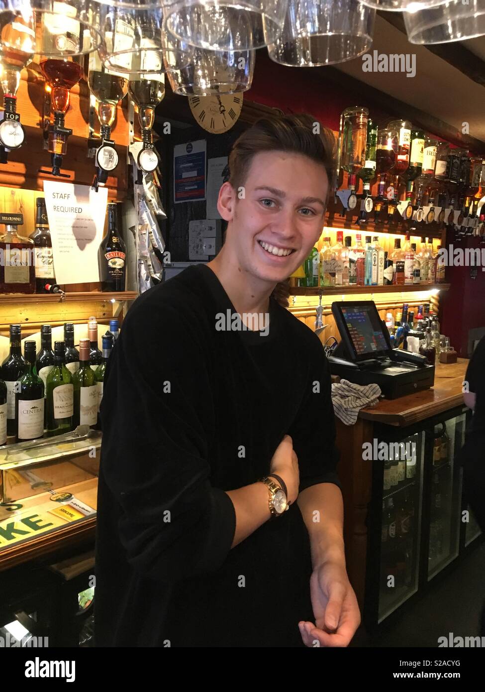 Jeune homme travaillant dans la pub dans le Dorset en Angleterre - Image de stock capturée avec un smartphone