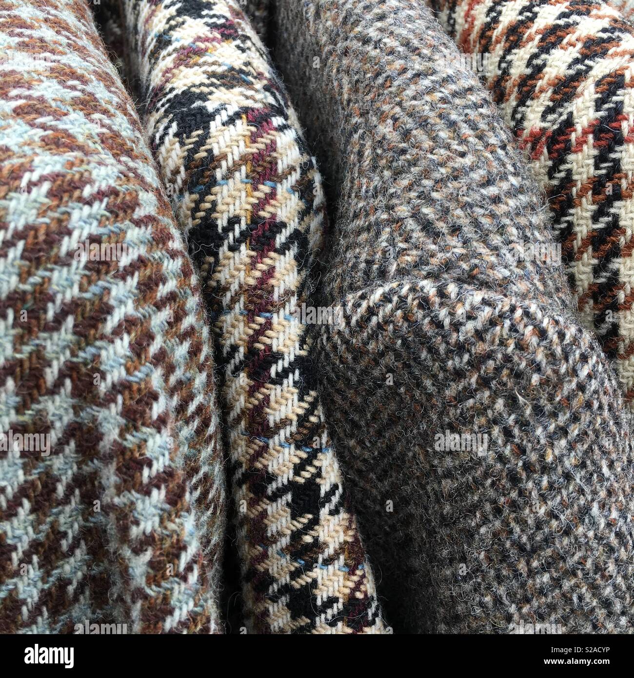 Houndstooth tweed à chevrons et vestes à vendre le jour du marché dans le Dorset en Angleterre - Image de stock capturée avec un smartphone