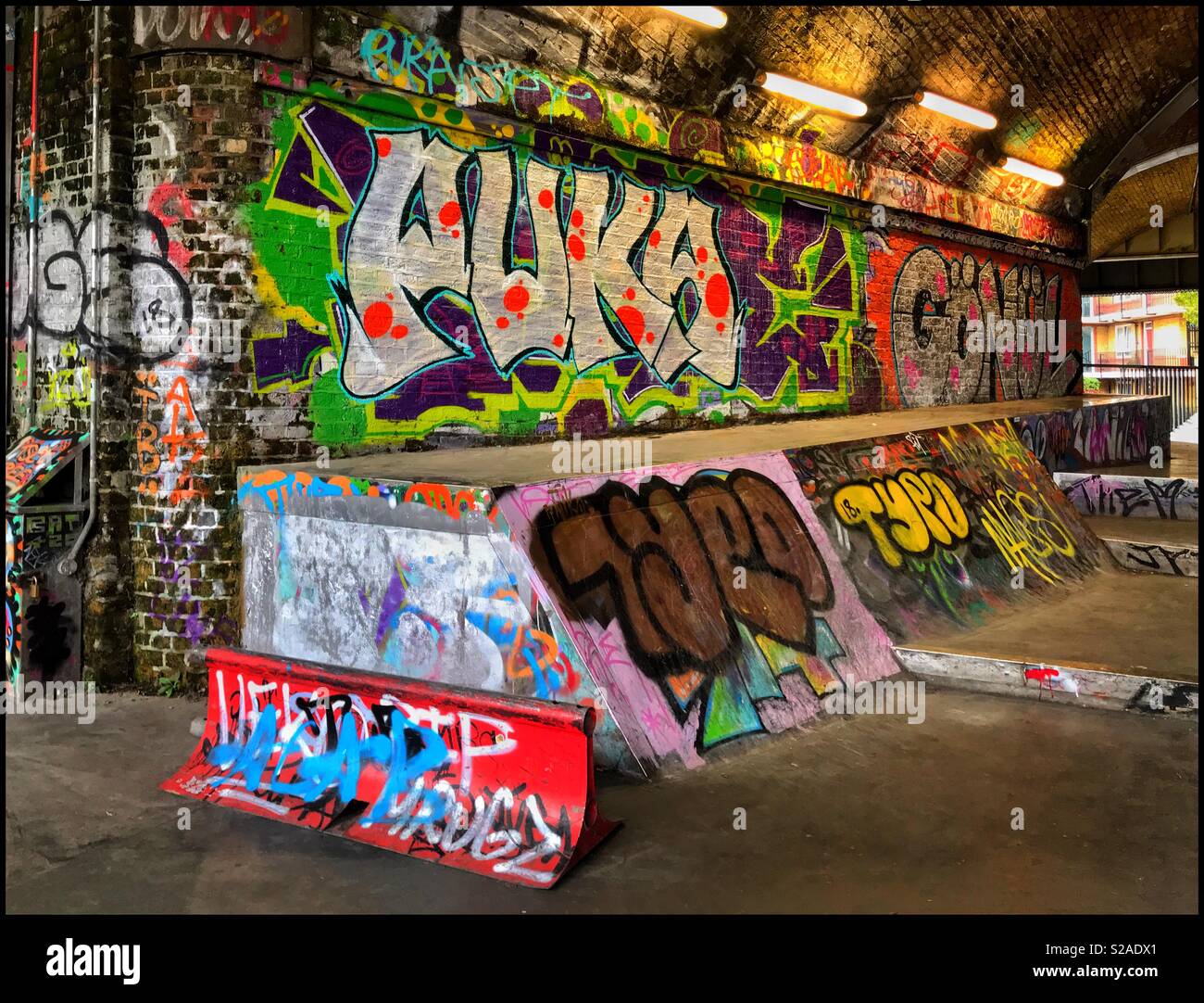 Creative & colorés Graffitis dans une zone de planche à roulettes. La culture de la jeunesse à son meilleur ! Crédits photos - © COLIN HOSKINS. - Image de stock capturée avec un smartphone