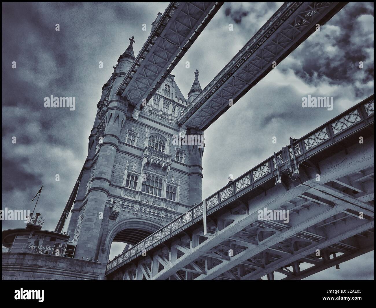 Une vue inhabituelle de Tower Bridge - un point de vue à partir d'un bateau sur la Tamise. Le Tower Bridge est un bâtiment classé grade 1 et un touriste doit voir à Londres, en Angleterre. Crédit Photo © COLIN HOSKINS. Banque D'Images