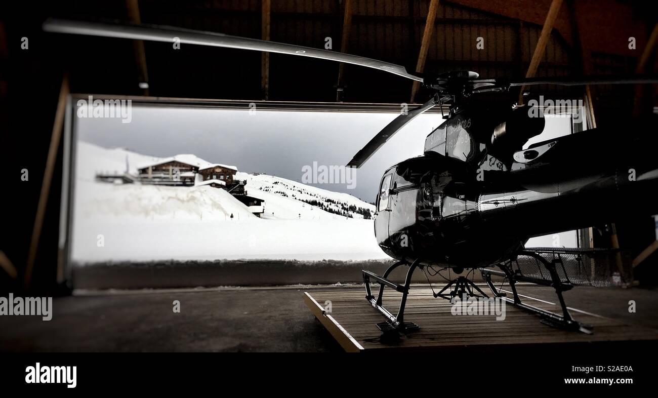 Hélicoptère de sauvetage prêt pour l'action dans les Alpes, Autriche - Image de stock capturée avec un smartphone