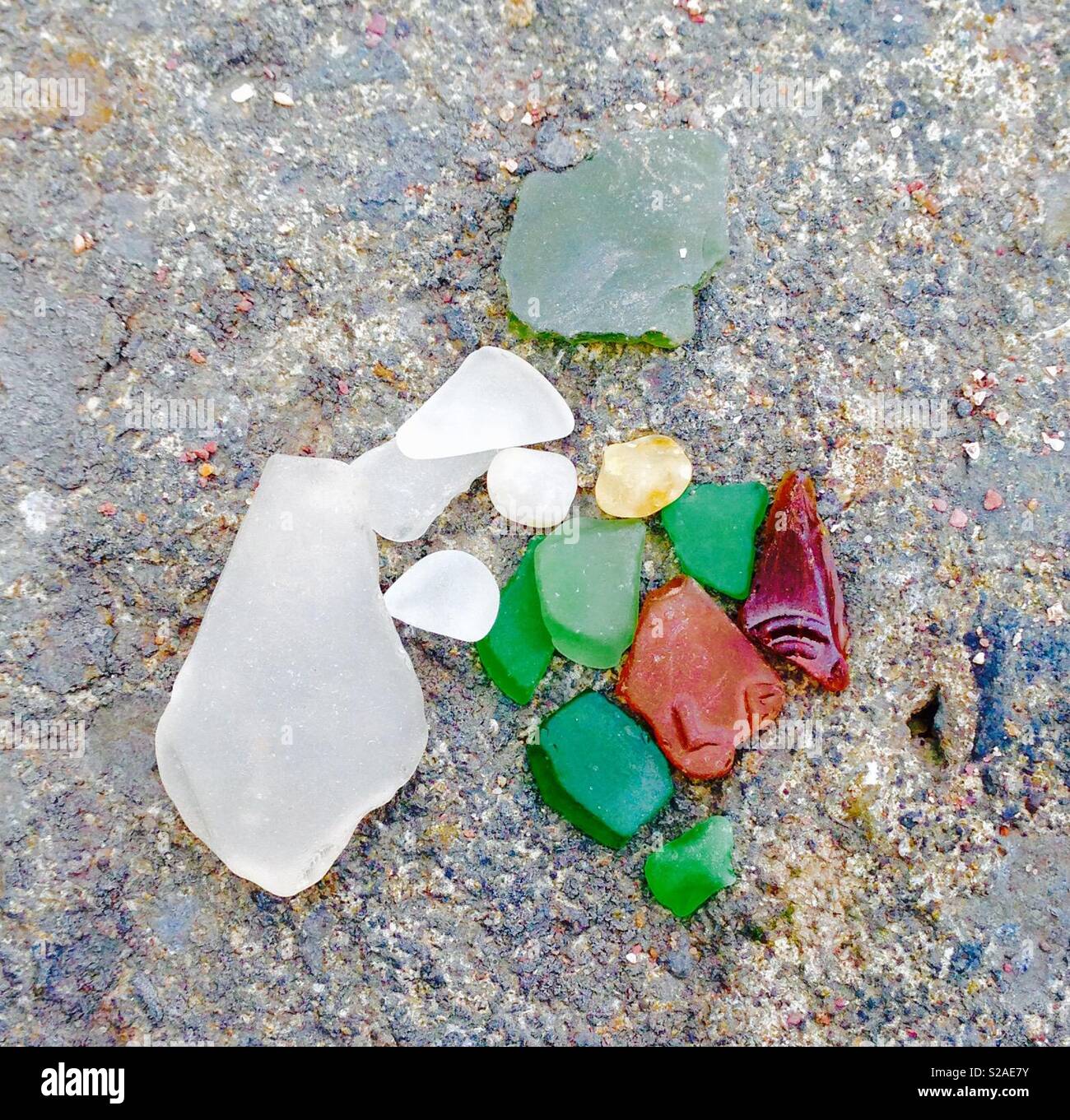 Morceaux de verre la mer et poteries trouvées dans Pembrokeshire, Pays de Galles de l'Ouest Banque D'Images