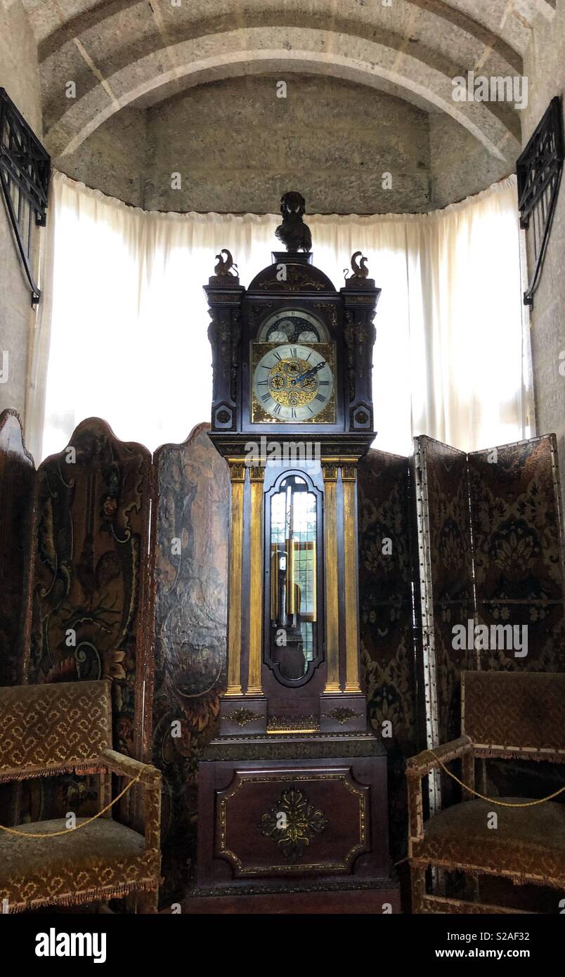 Une horloge grand-père antique à côté de deux chaises à la propriété du National Trust Castle Drogo au Royaume-Uni Banque D'Images