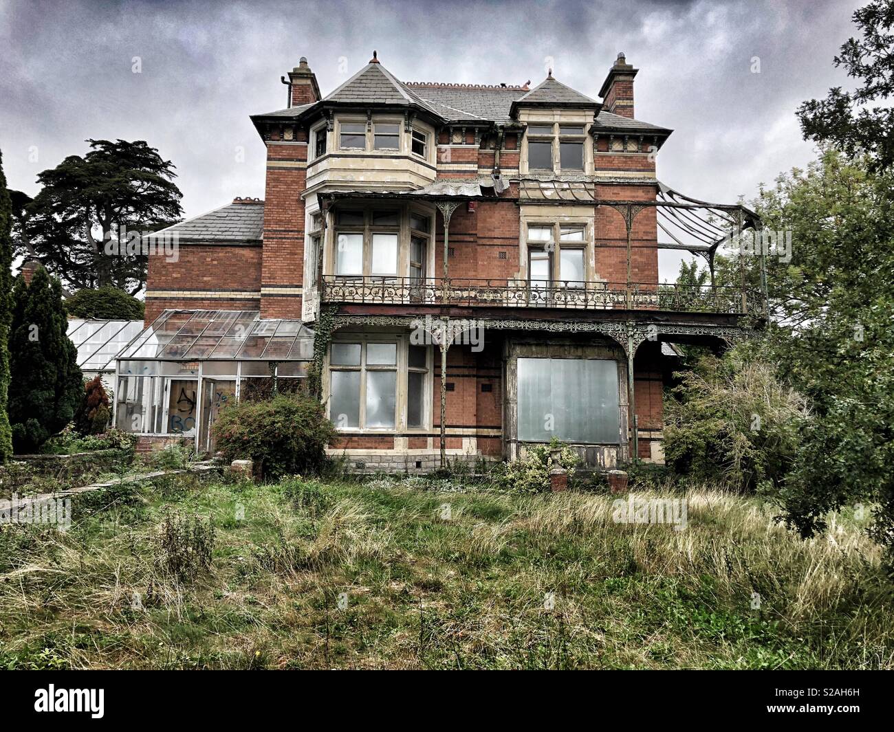 Vieille maison abandonnée à l'abandon sur Marine Parade à Penarth, Vale of Glamorgan, Pays de Galles. Banque D'Images