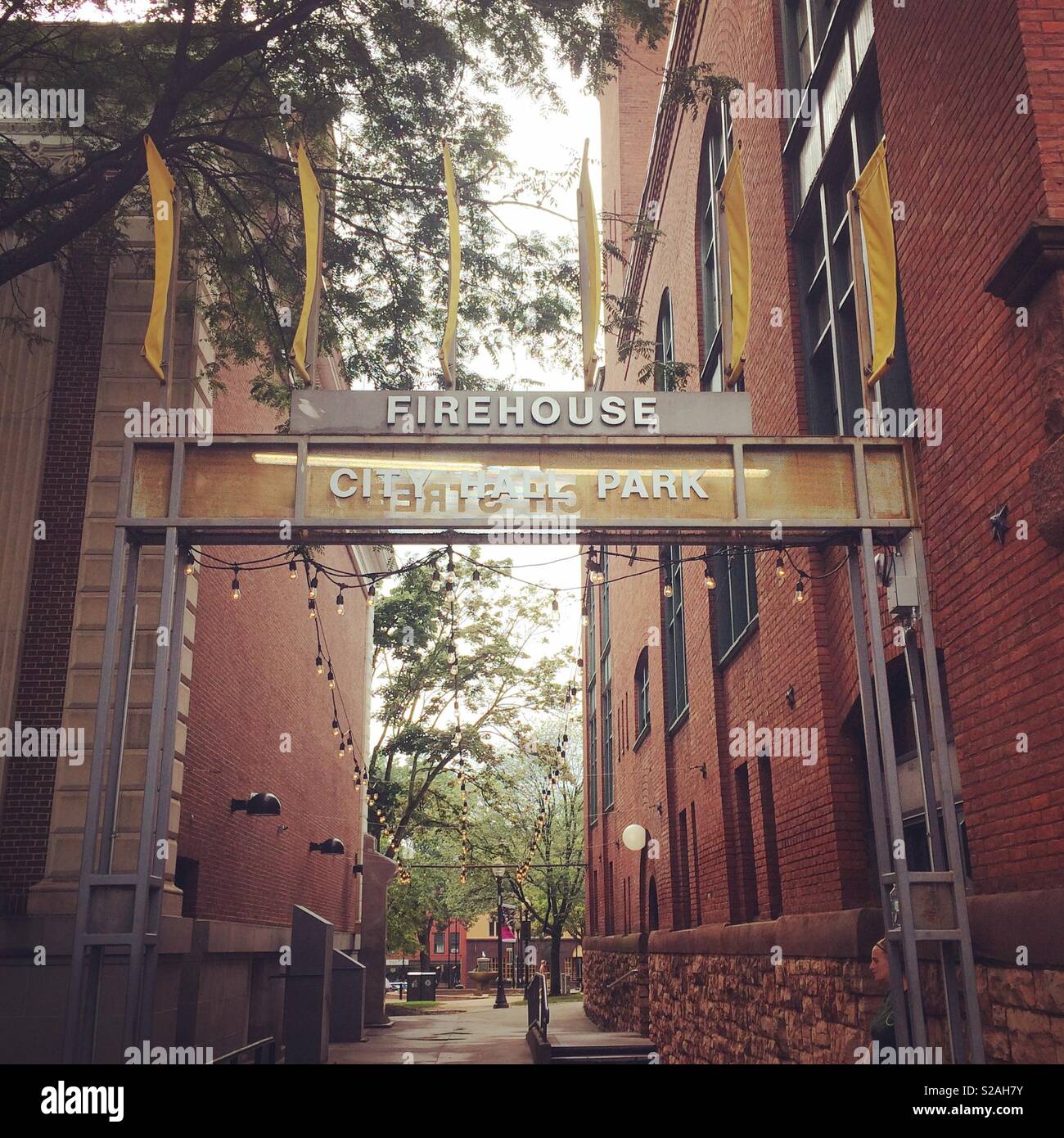 Regardant vers le bas une ruelle de Church Street Marketplace, Burlington, Vermont, United States Banque D'Images