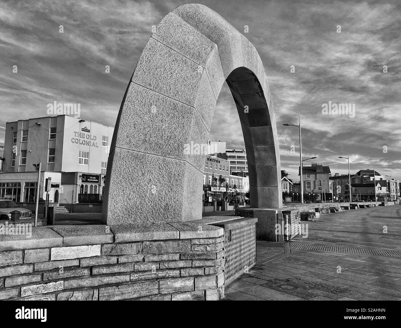 Une arche de pierre sur une vanne dans la digue à Weston-super-Mare, UK Banque D'Images