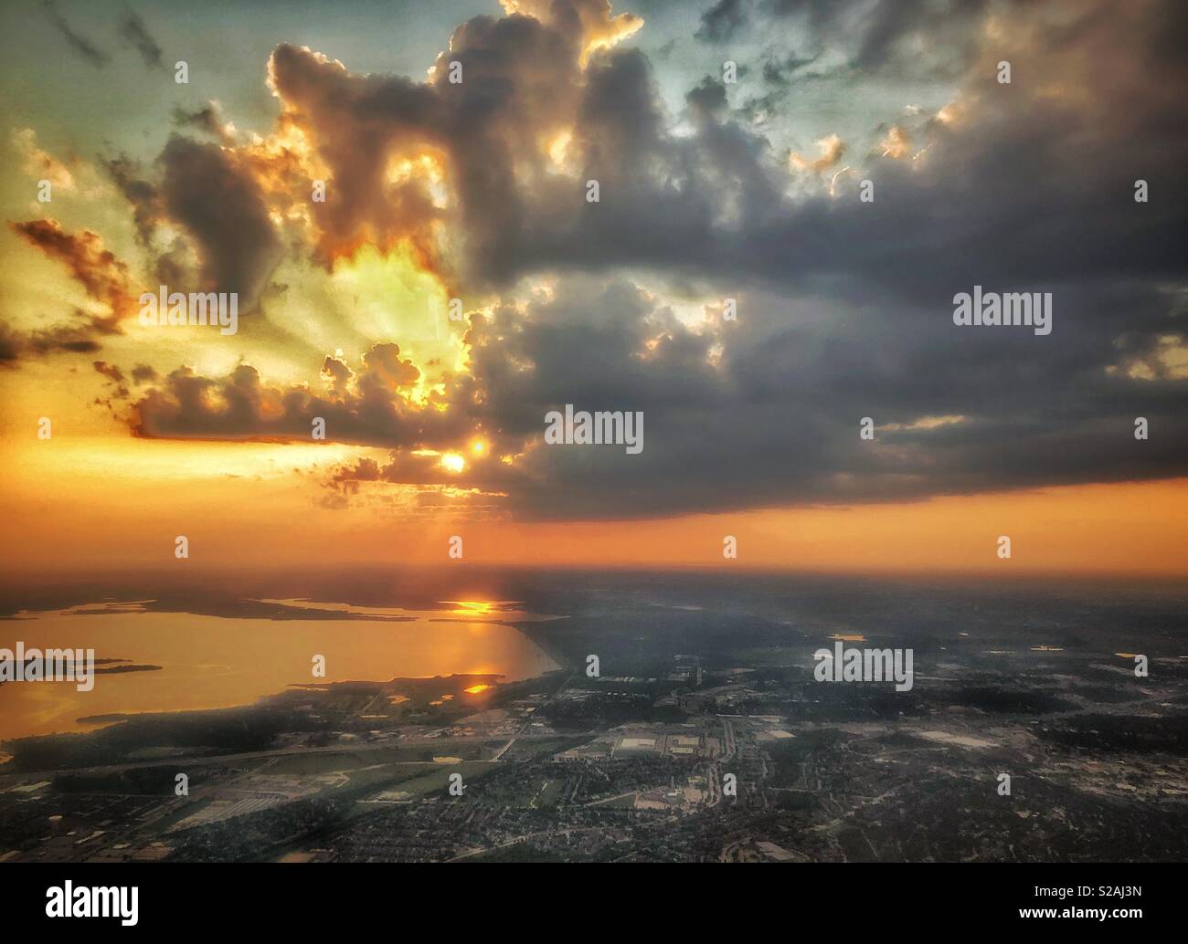 Lever de soleil sur l'orageux Dallas, Texas - vue aérienne Banque D'Images
