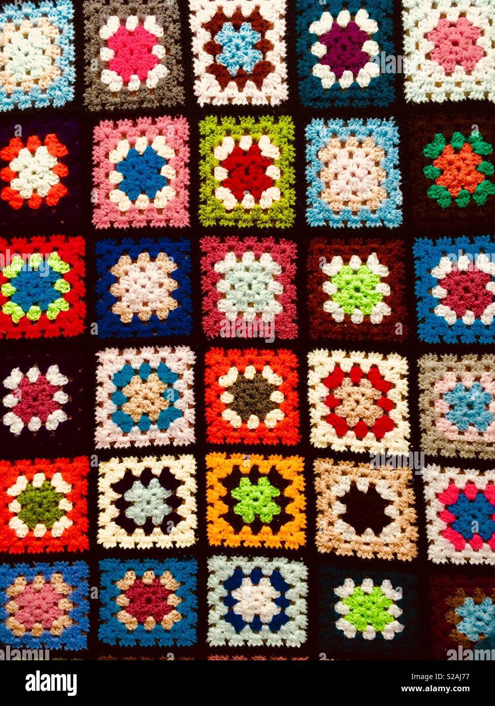 Couverture crochet Granny squares multicolores Photo Stock - Alamy