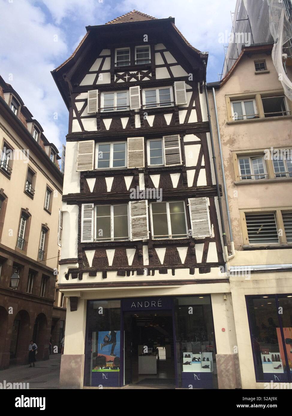 Vieux bois bâtiment à revêtement métallique dans la rue du centre-ville de Strasbourg France Banque D'Images