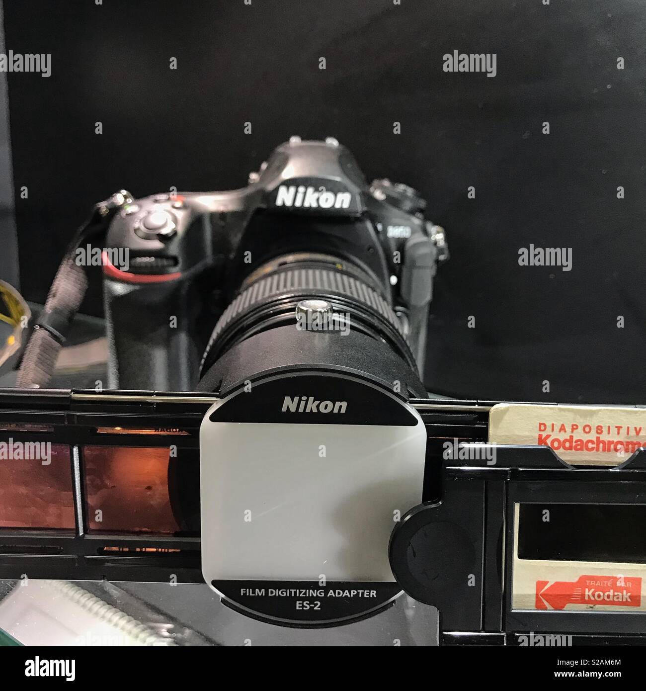 Vous pouvez numériser des diapositives et les rouleaux de film sur Nikon D850 avec la numérisation de film ES-2 adaptateur. Banque D'Images