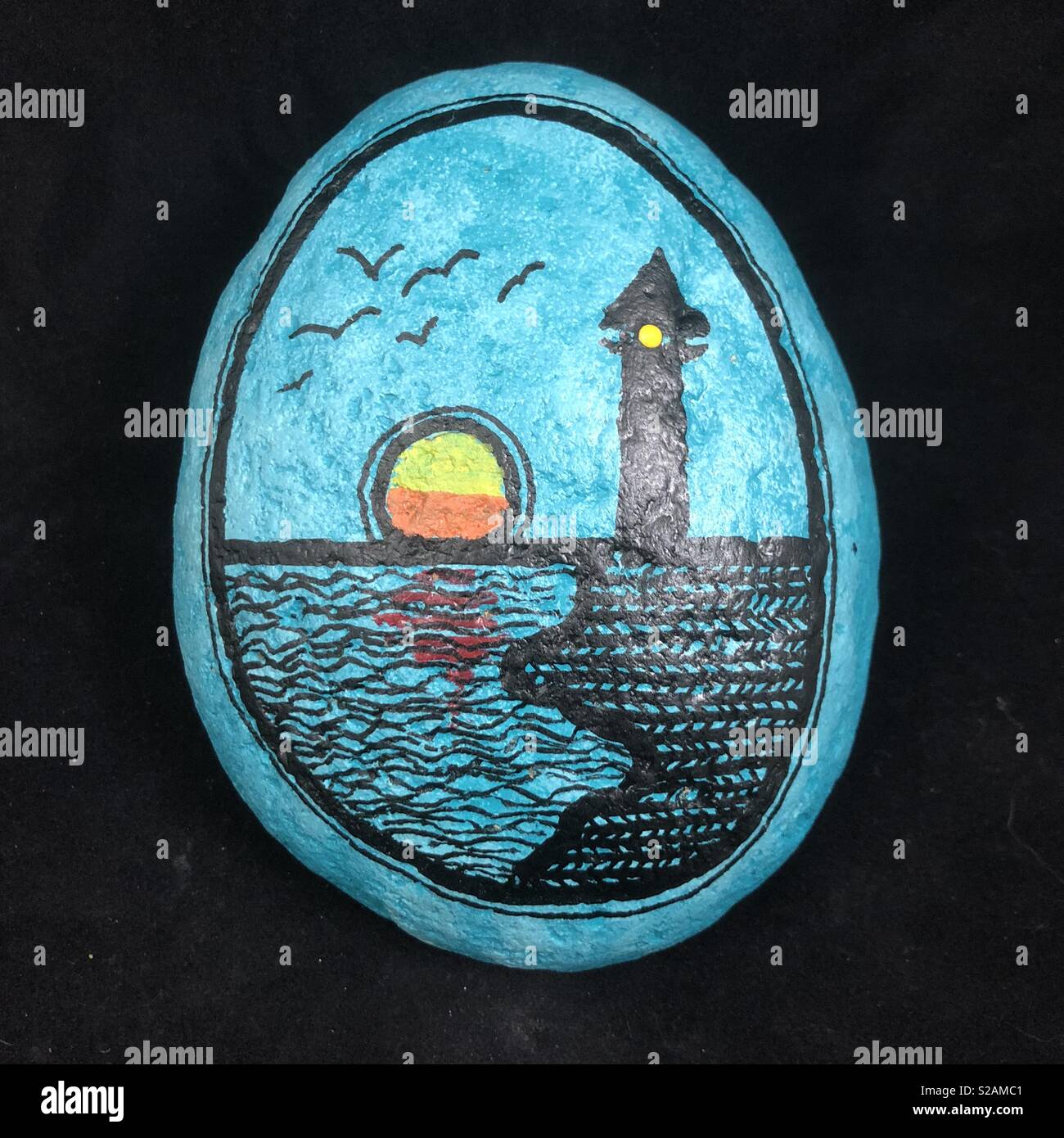 Rock avec le coucher du soleil et peint le phare sur l'océan à la côte de nuit. - Image de stock capturée avec un smartphone