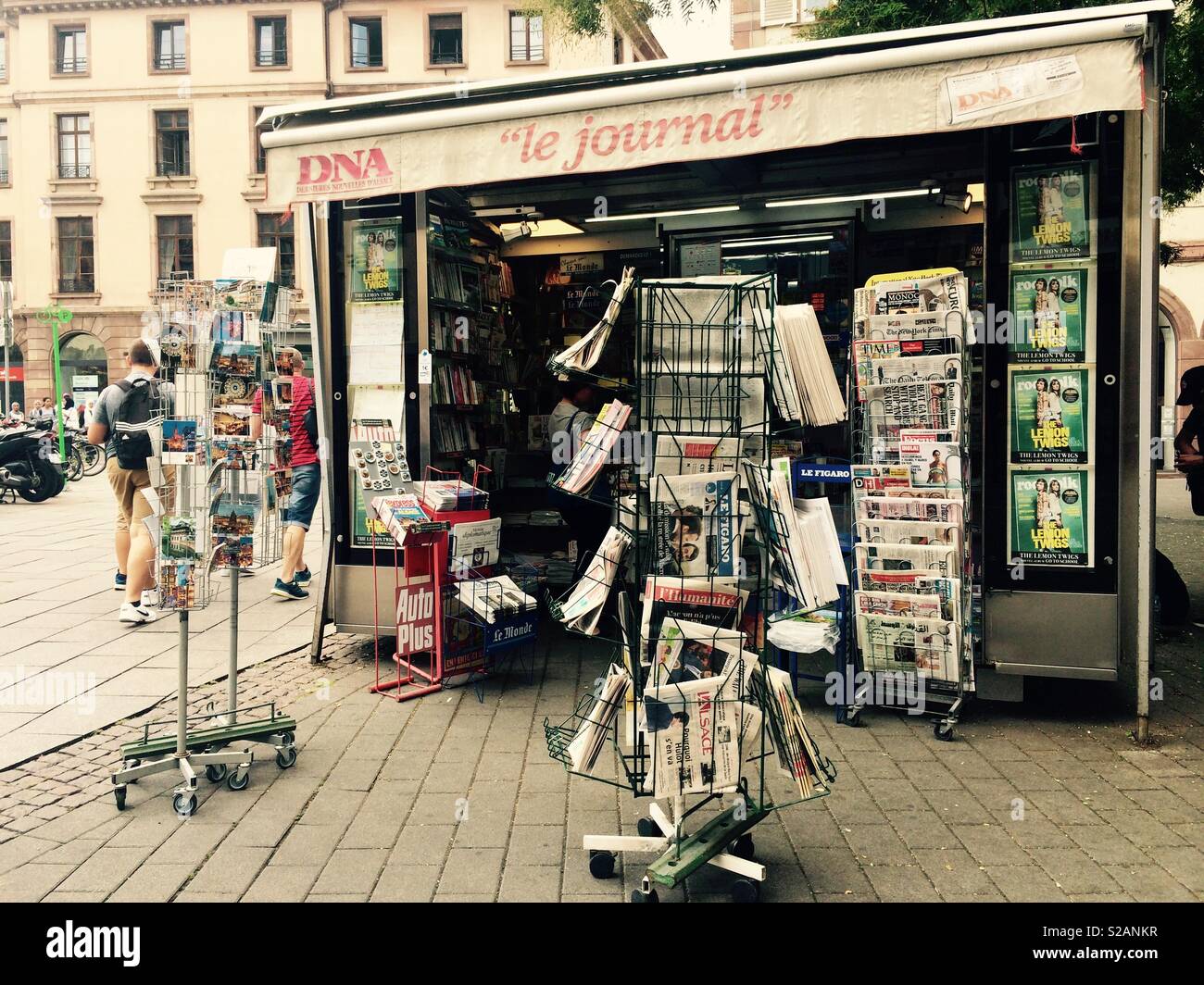 Kiosque ou petite boutique où vous pouvez acheter des journaux et des cartes postales et petits articles de rafraîchissements pour la vente dans la rue de Strasbourg en France Banque D'Images