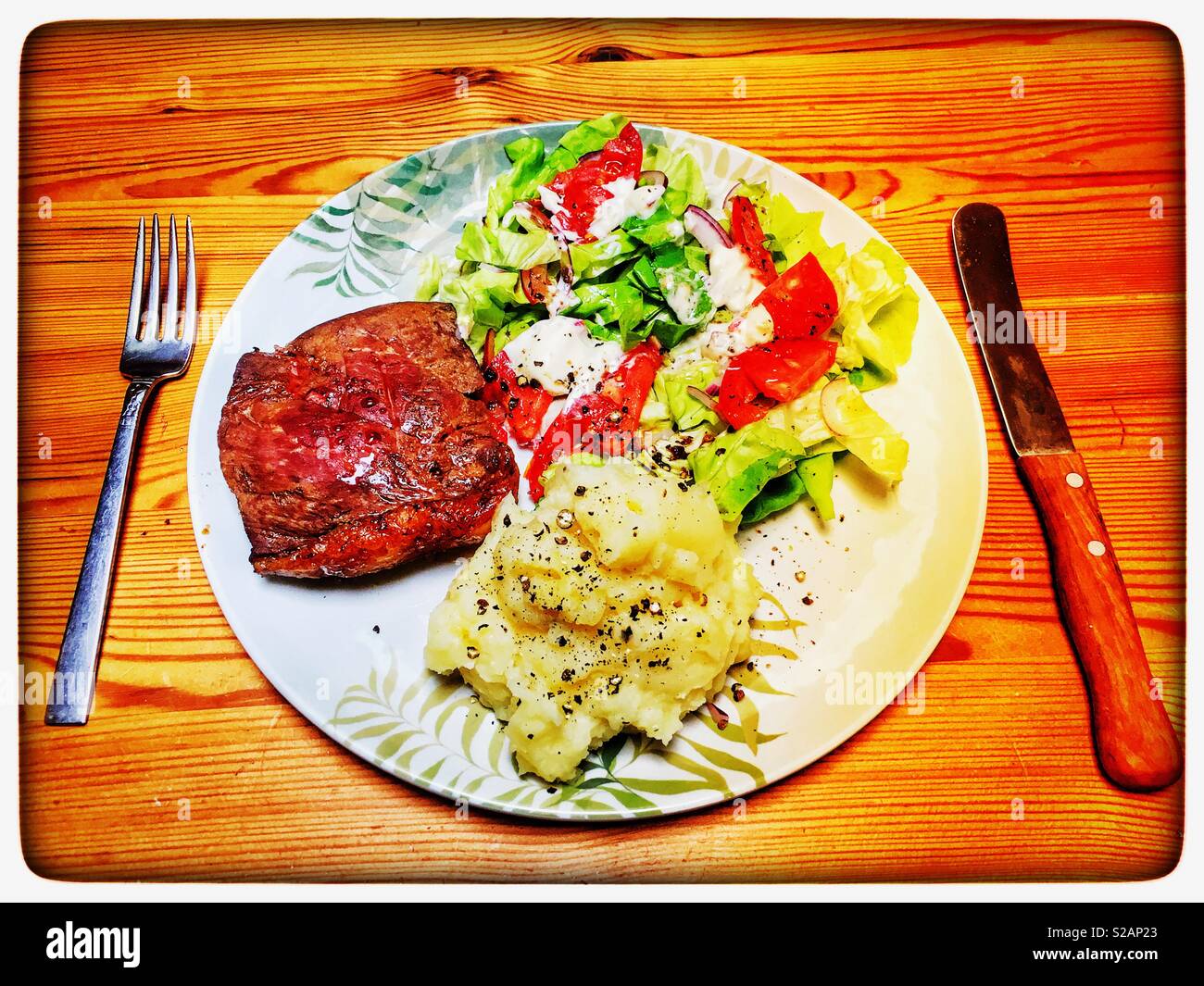 Waitrose Aberdeen Angus Steak de boeuf, purée de pommes de terre et salade du jardin - Image de stock capturée avec un smartphone
