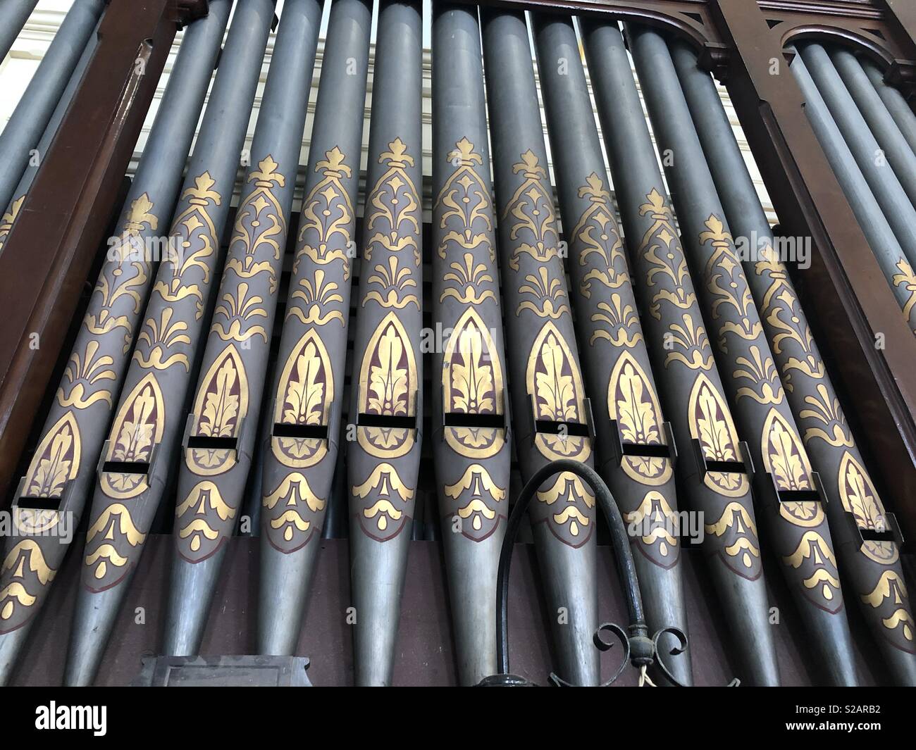Les tuyaux d'orgue de l'église Banque D'Images