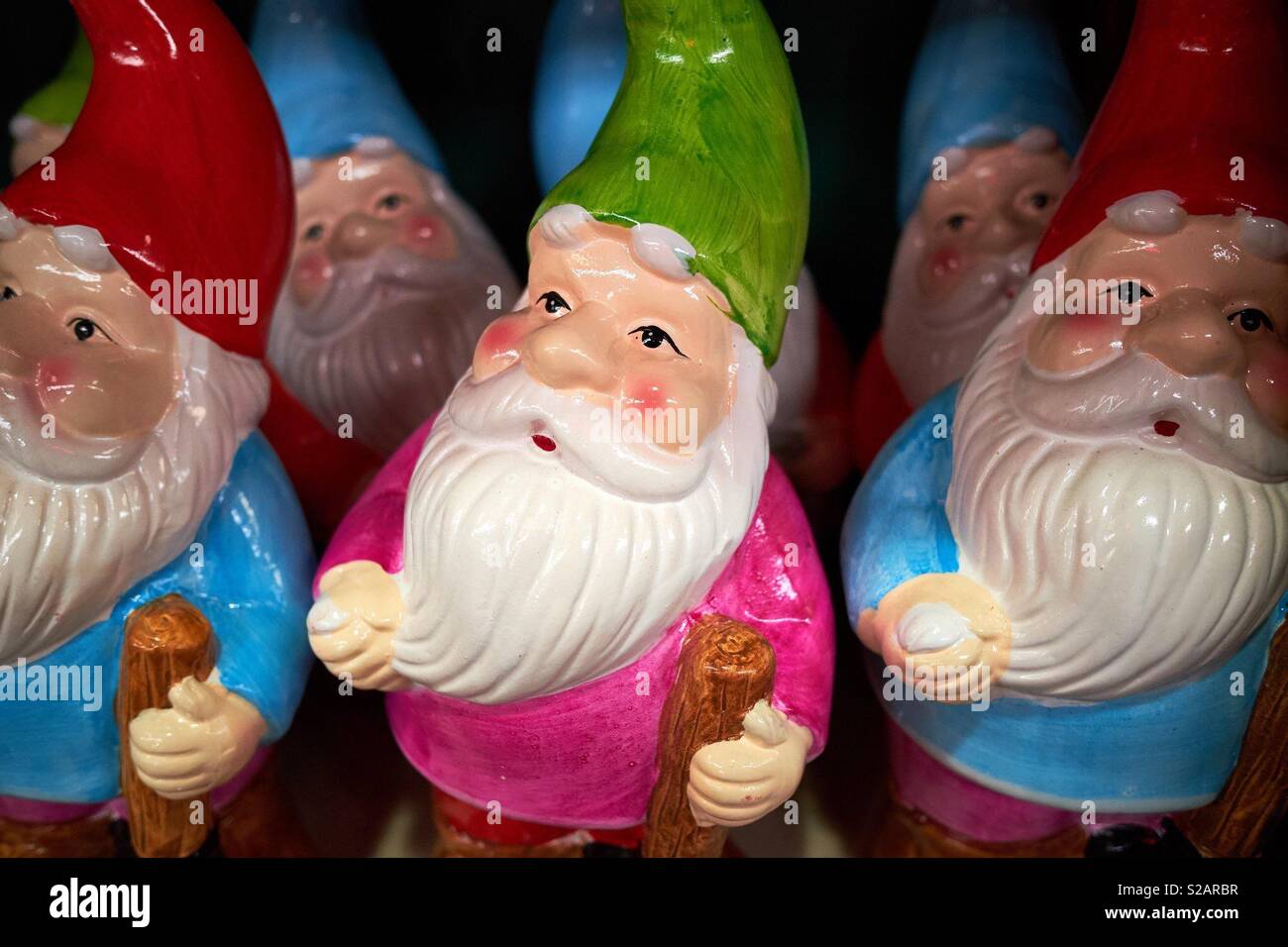 Une étagère pleine de gnomes peint en vente dans un magasin Banque D'Images