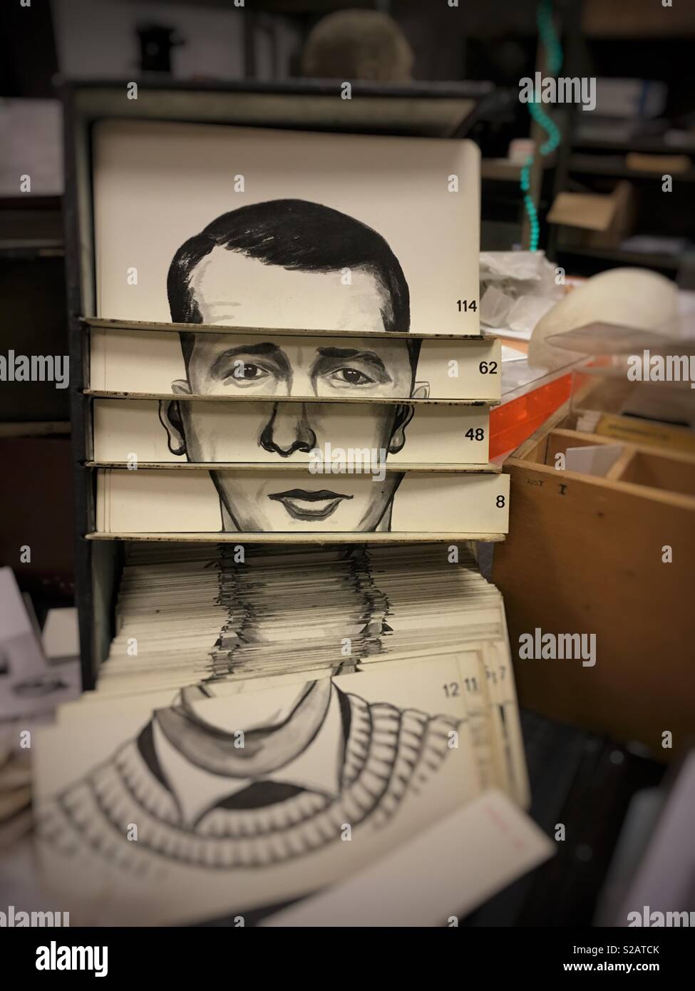 1950 Identy-Kit pour la reconnaissance faciale utilisé par les forces de l'ordre Banque D'Images