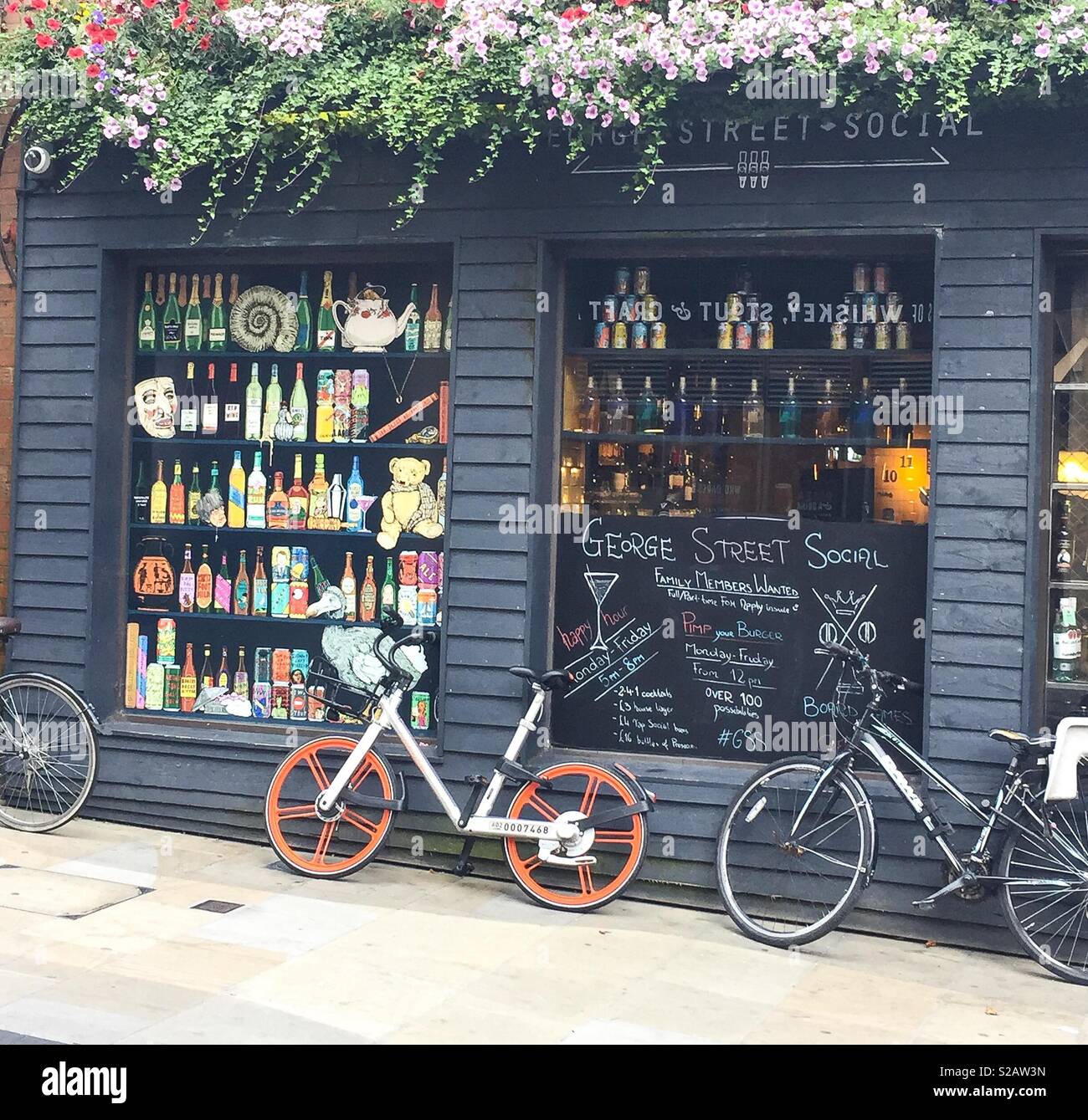 Mobike laissés à l'extérieur d'un club social à Oxford - Image de stock capturée avec un smartphone