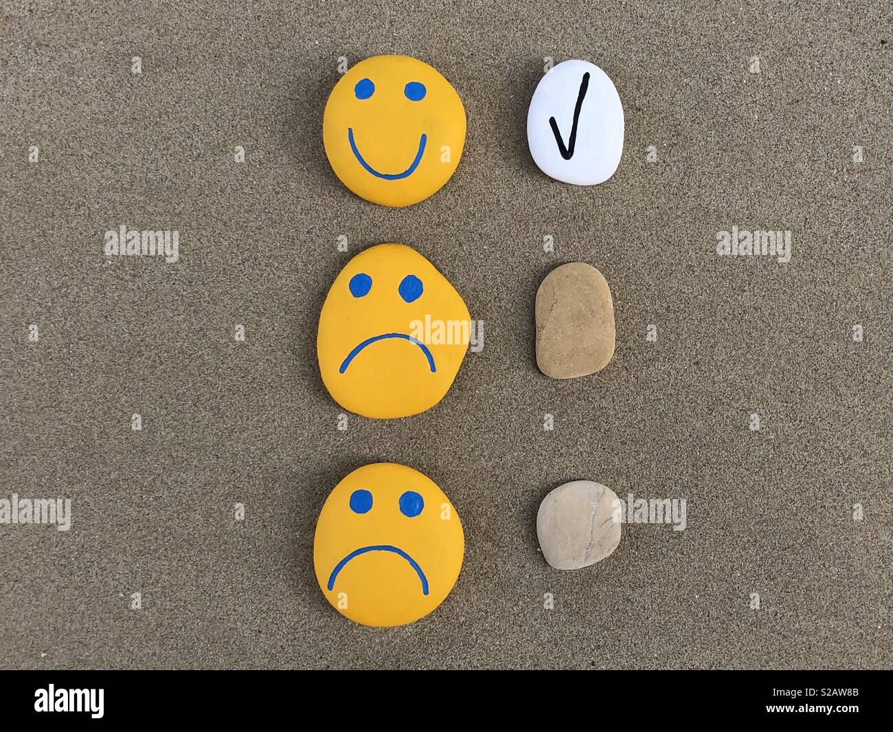 Cocher une case à cocher, expérience client, pierres conceptuel sur la composition du sable de plage - Image de stock capturée avec un smartphone