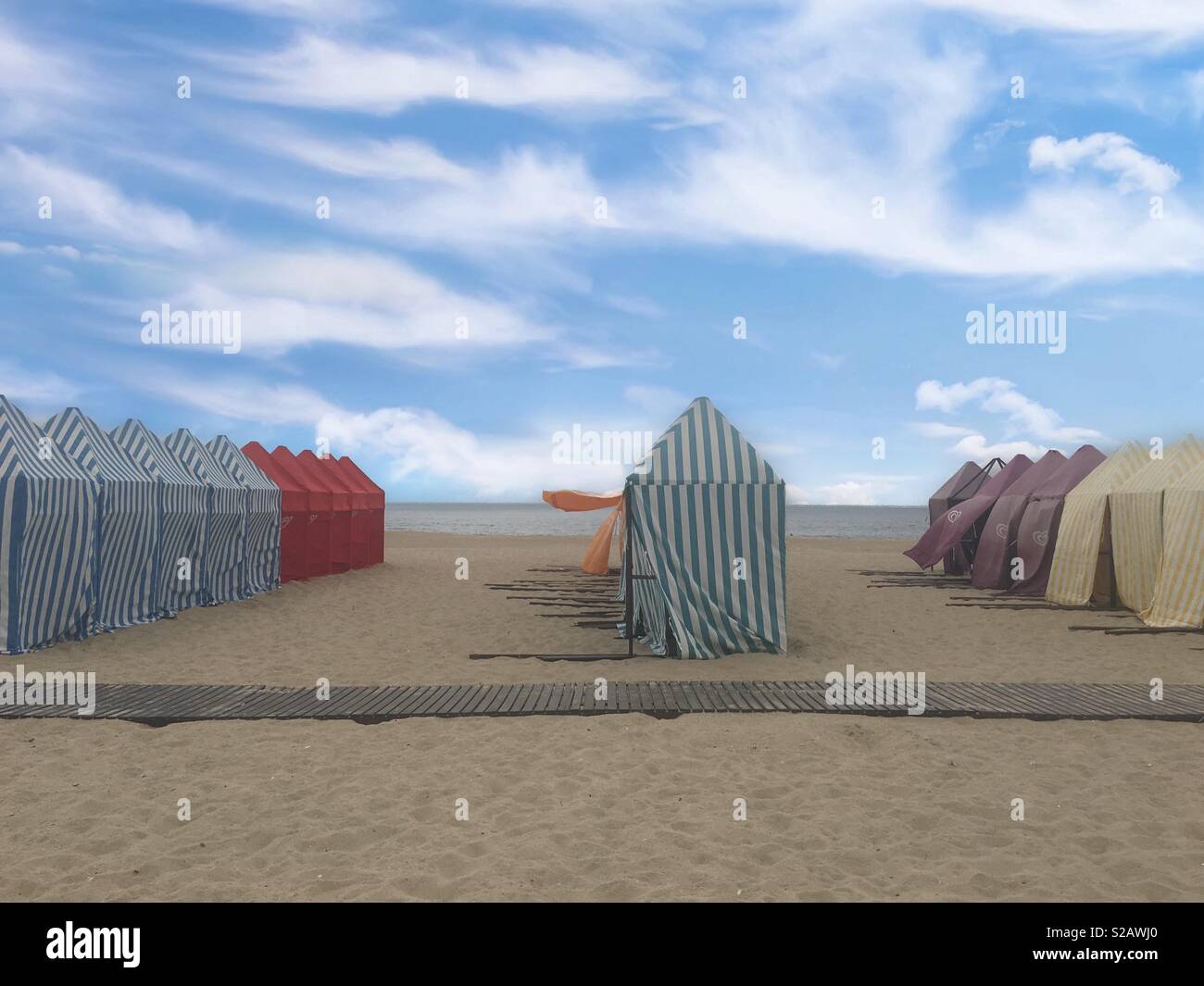 Cabines de plage sur une plage déserte à Espinho au Portugal. Banque D'Images