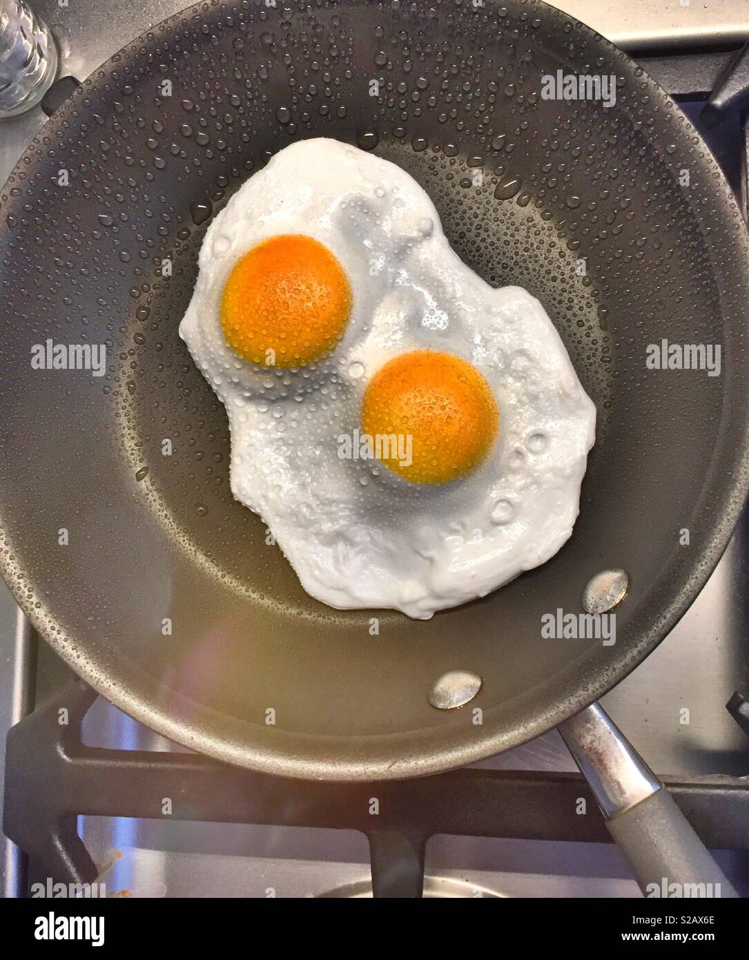 Deux œufs par cuisson plus facile dans une poêle, Close up. Banque D'Images
