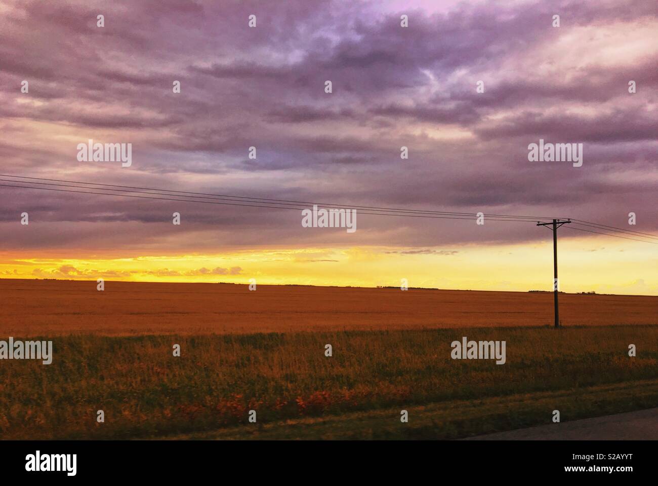 Coucher du soleil dans les prairies du sud de la Saskatchewan, Canada. Banque D'Images