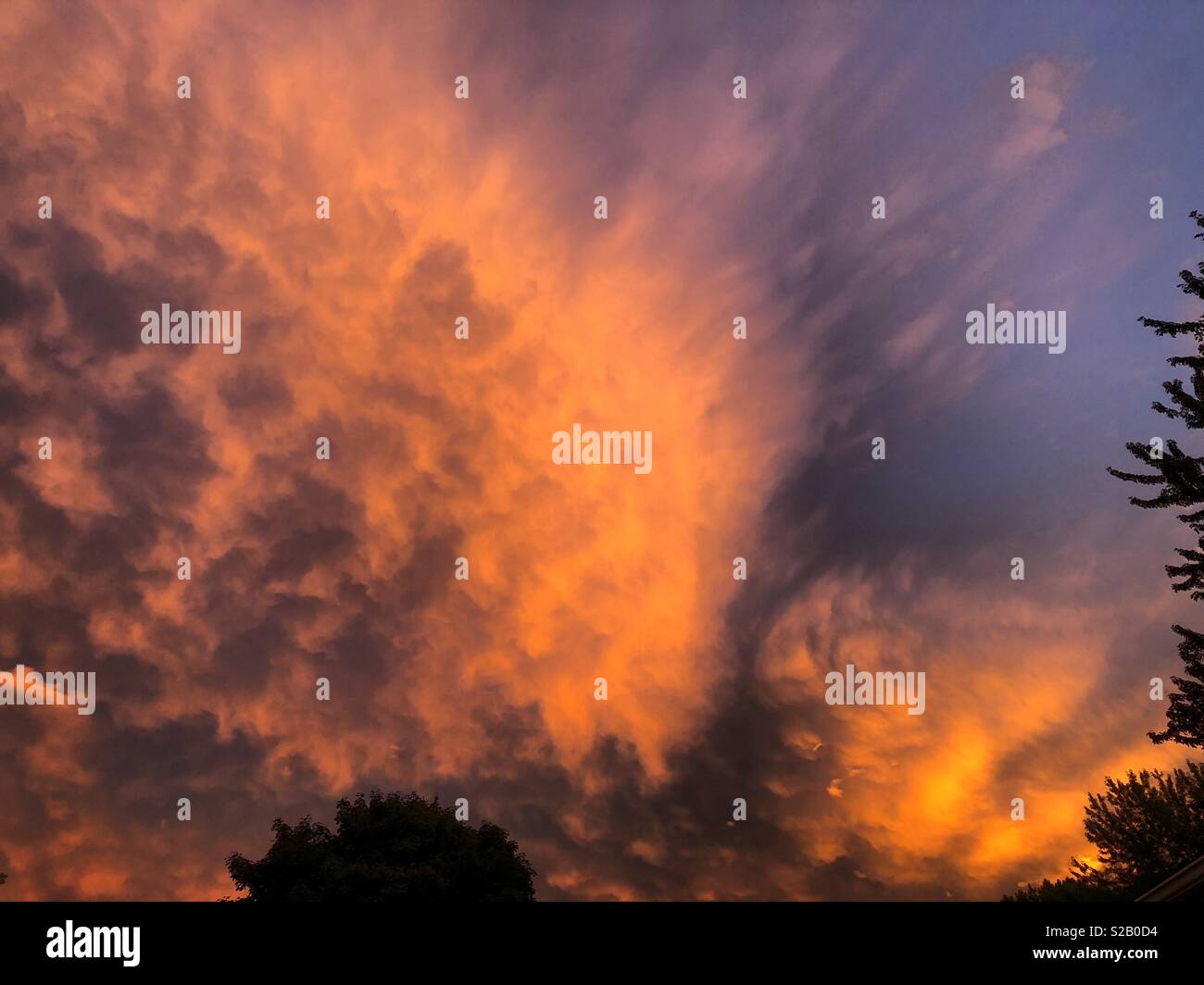 Nuages coucher de soleil spectaculaire à gauche plus de l'ouragan Florence Banque D'Images