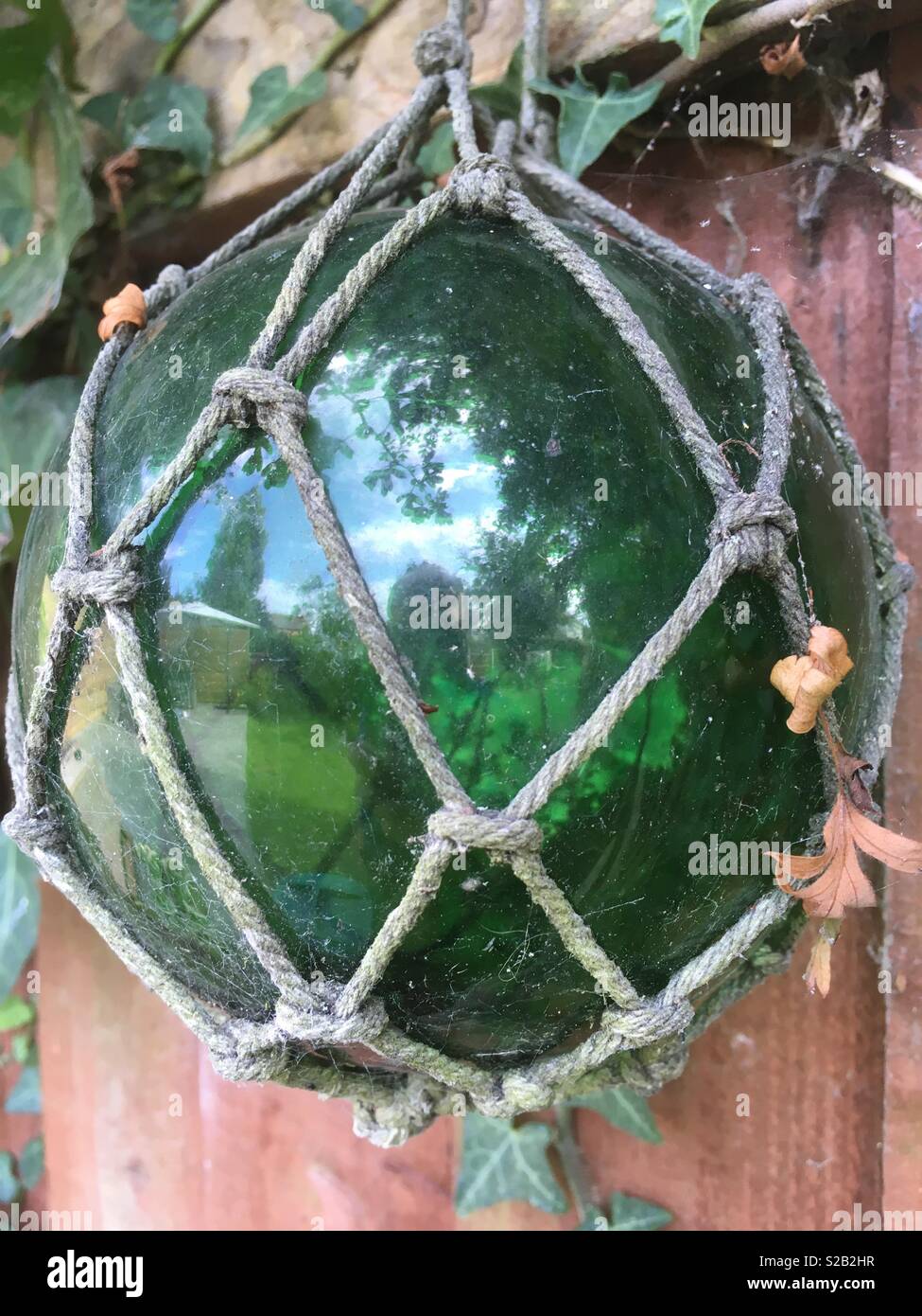 Sphère de verre vert dans un jardin suspendu Banque D'Images