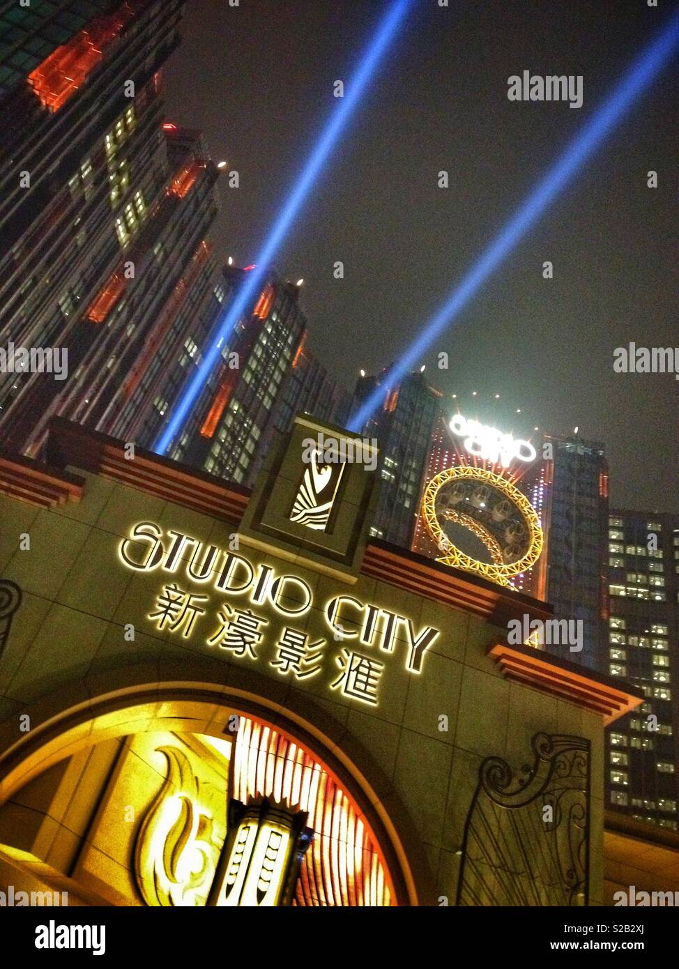Studio City Hotel, Casino et shopping complex, Macao, avec la bobine d'Or, la première figure-8 grande roue. 8 est un chiffre porte-bonheur dans la culture chinoise. - Image de stock capturée avec un smartphone