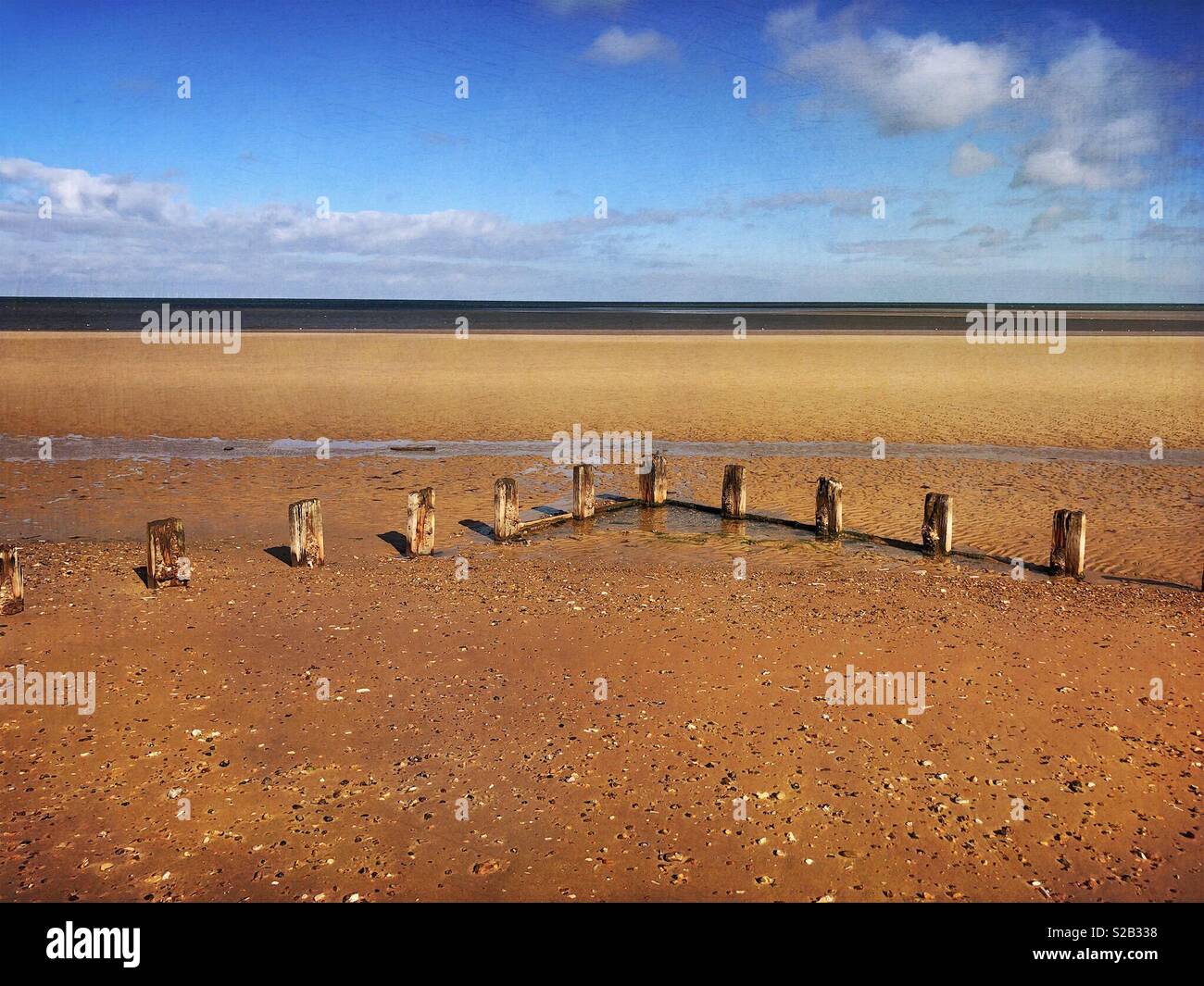 Plage de sable avec la partie submergée épi en bois - Image de stock capturée avec un smartphone