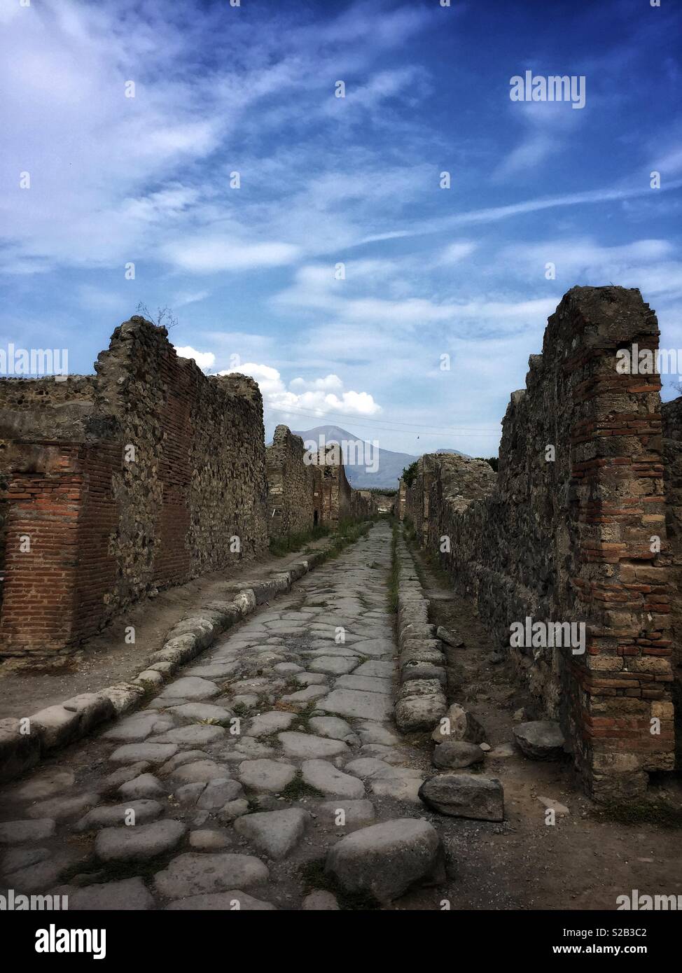 Le Vésuve vu depuis les ruines de Pompéi - Image de stock capturée avec un smartphone