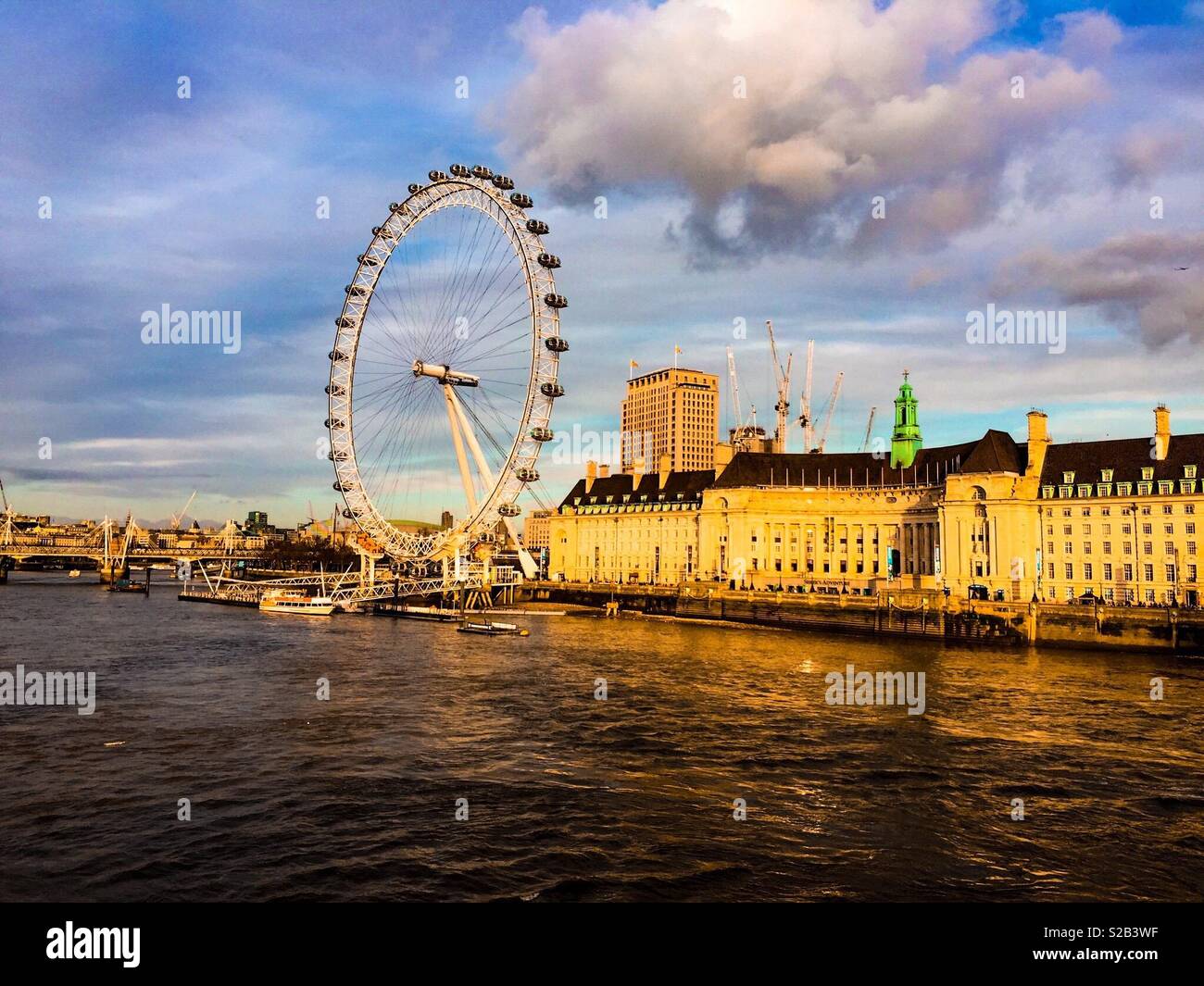 La grande roue London Eye sur la rive sud de la Tamise dans le centre de Londres Banque D'Images