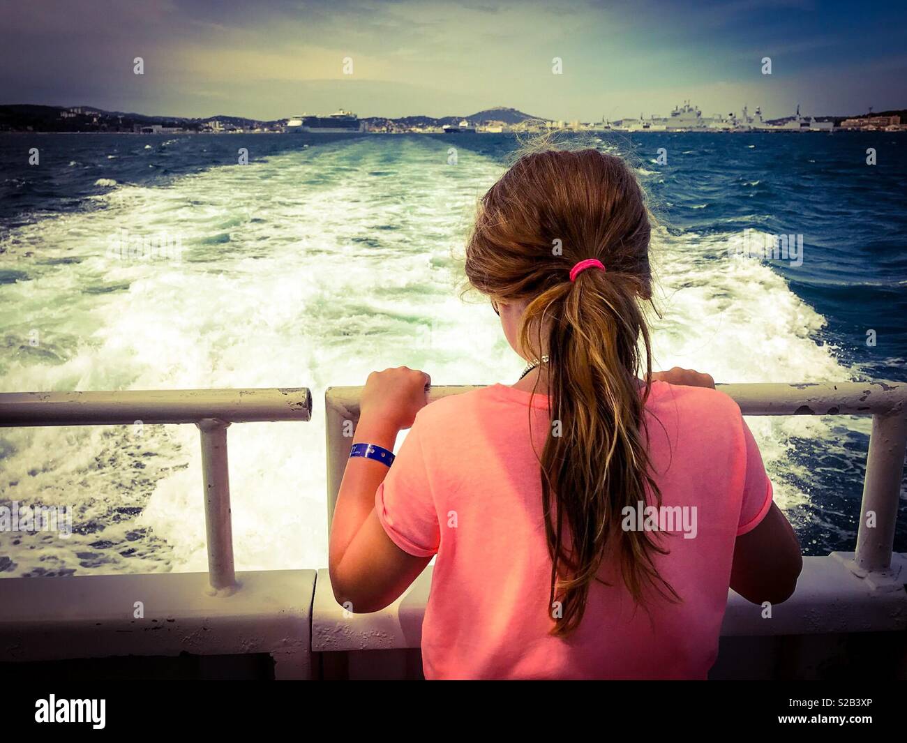 Jeune fille sur un bateau à la recherche sur l'horizon à l'arrière Banque D'Images