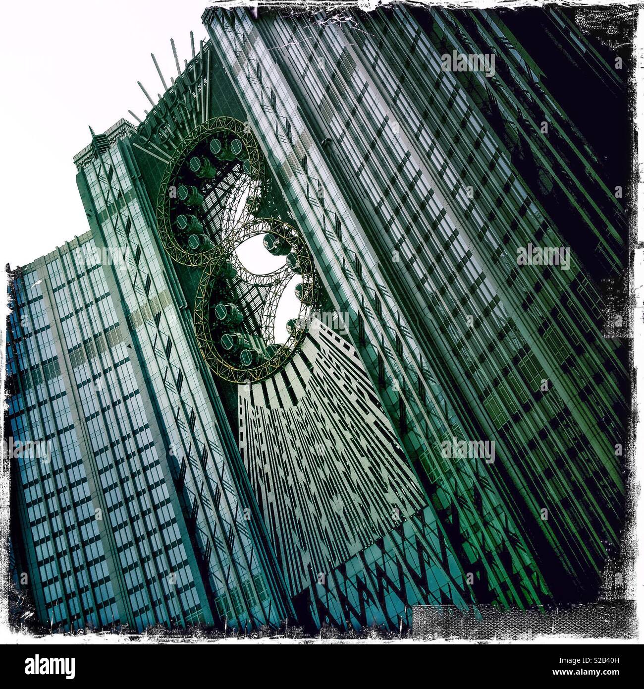 La bobine d'Or, la première figure-8 grande roue, à Studio City Hotel, casino et centre commercial, Macao. 8 est un chiffre porte-bonheur dans la culture chinoise. - Image de stock capturée avec un smartphone